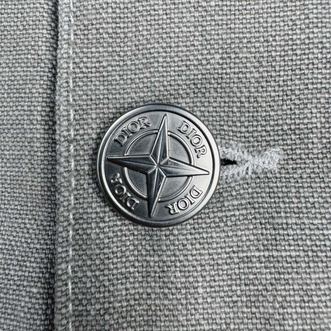 图片[14]-＃GF广顶 DIOR x STONE ISLAND FW24 Logo 迪奥石头岛联名贴袋翻领单排扣宽松长袖夹克外套 男款 灰褐色 官网价：21000￥（1840C）采用【16s*16s全棉小马丁面料】匹布开平网做【刮色涂层工艺】成衣采用【石磨酵洗工艺】缸内【洗水3小时】洗褪达到Y版花色效果 网花四星字母皮牌采用【头层牛皮材料】【纯钢材质凸压花模具热压一体】成型内里人字车车大织唛【开模订制铝合金材质四角星工字扣】尺码：XS S M L-选品中心