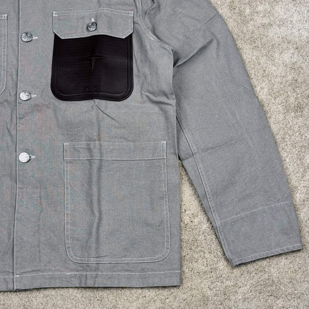 图片[8]-＃GF广顶 DIOR x STONE ISLAND FW24 Logo 迪奥石头岛联名贴袋翻领单排扣宽松长袖夹克外套 男款 灰褐色 官网价：21000￥（1840C）采用【16s*16s全棉小马丁面料】匹布开平网做【刮色涂层工艺】成衣采用【石磨酵洗工艺】缸内【洗水3小时】洗褪达到Y版花色效果 网花四星字母皮牌采用【头层牛皮材料】【纯钢材质凸压花模具热压一体】成型内里人字车车大织唛【开模订制铝合金材质四角星工字扣】尺码：XS S M L-选品中心