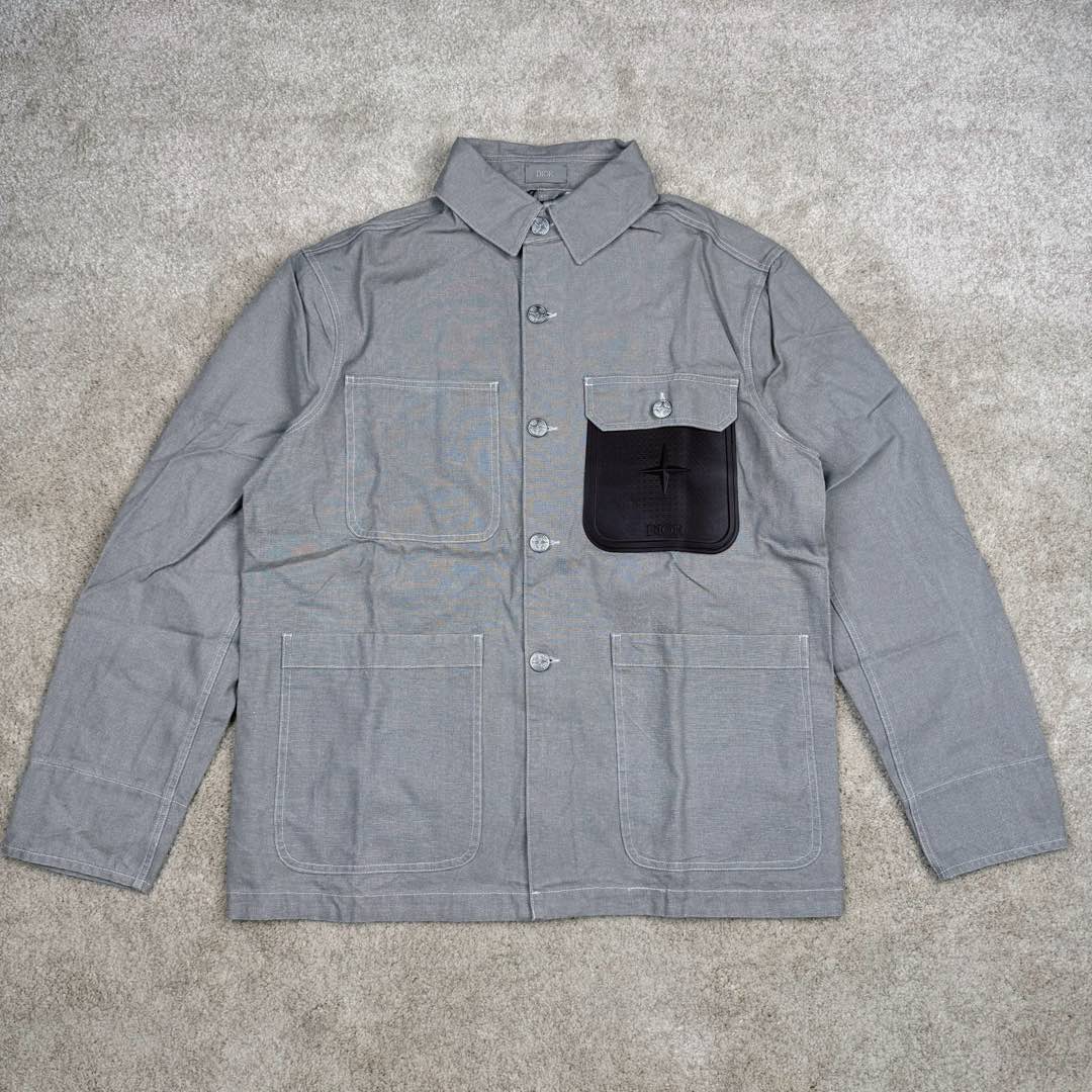 ＃GF广顶 DIOR x STONE ISLAND FW24 Logo 迪奥石头岛联名贴袋翻领单排扣宽松长袖夹克外套 男款 灰褐色 官网价：21000￥（1840C）采用【16s*16s全棉小马丁面料】匹布开平网做【刮色涂层工艺】成衣采用【石磨酵洗工艺】缸内【洗水3小时】洗褪达到Y版花色效果 网花四星字母皮牌采用【头层牛皮材料】【纯钢材质凸压花模具热压一体】成型内里人字车车大织唛【开模订制铝合金材质四角星工字扣】尺码：XS S M L-选品中心