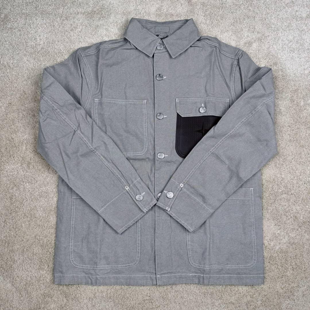 图片[2]-＃GF广顶 DIOR x STONE ISLAND FW24 Logo 迪奥石头岛联名贴袋翻领单排扣宽松长袖夹克外套 男款 灰褐色 官网价：21000￥（1840C）采用【16s*16s全棉小马丁面料】匹布开平网做【刮色涂层工艺】成衣采用【石磨酵洗工艺】缸内【洗水3小时】洗褪达到Y版花色效果 网花四星字母皮牌采用【头层牛皮材料】【纯钢材质凸压花模具热压一体】成型内里人字车车大织唛【开模订制铝合金材质四角星工字扣】尺码：XS S M L-选品中心