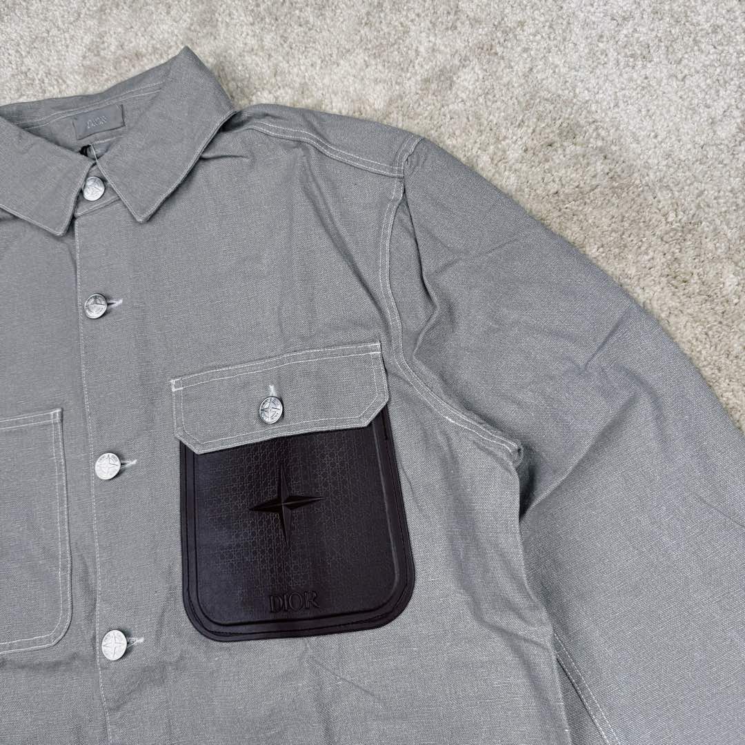 图片[6]-＃GF广顶 DIOR x STONE ISLAND FW24 Logo 迪奥石头岛联名贴袋翻领单排扣宽松长袖夹克外套 男款 灰褐色 官网价：21000￥（1840C）采用【16s*16s全棉小马丁面料】匹布开平网做【刮色涂层工艺】成衣采用【石磨酵洗工艺】缸内【洗水3小时】洗褪达到Y版花色效果 网花四星字母皮牌采用【头层牛皮材料】【纯钢材质凸压花模具热压一体】成型内里人字车车大织唛【开模订制铝合金材质四角星工字扣】尺码：XS S M L-选品中心