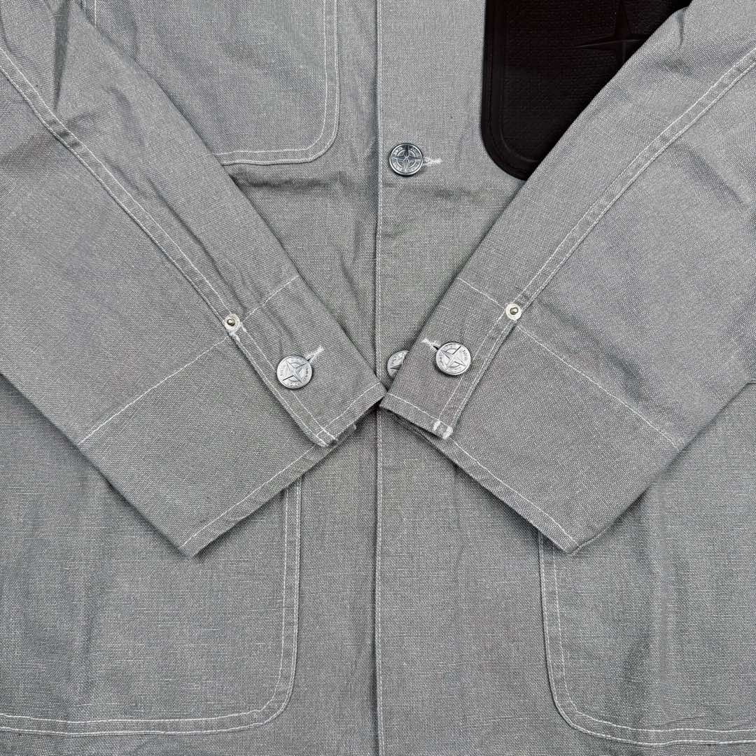 图片[11]-＃GF广顶 DIOR x STONE ISLAND FW24 Logo 迪奥石头岛联名贴袋翻领单排扣宽松长袖夹克外套 男款 灰褐色 官网价：21000￥（1840C）采用【16s*16s全棉小马丁面料】匹布开平网做【刮色涂层工艺】成衣采用【石磨酵洗工艺】缸内【洗水3小时】洗褪达到Y版花色效果 网花四星字母皮牌采用【头层牛皮材料】【纯钢材质凸压花模具热压一体】成型内里人字车车大织唛【开模订制铝合金材质四角星工字扣】尺码：XS S M L-选品中心