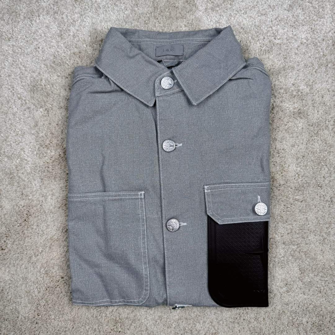 图片[4]-＃GF广顶 DIOR x STONE ISLAND FW24 Logo 迪奥石头岛联名贴袋翻领单排扣宽松长袖夹克外套 男款 灰褐色 官网价：21000￥（1840C）采用【16s*16s全棉小马丁面料】匹布开平网做【刮色涂层工艺】成衣采用【石磨酵洗工艺】缸内【洗水3小时】洗褪达到Y版花色效果 网花四星字母皮牌采用【头层牛皮材料】【纯钢材质凸压花模具热压一体】成型内里人字车车大织唛【开模订制铝合金材质四角星工字扣】尺码：XS S M L-选品中心