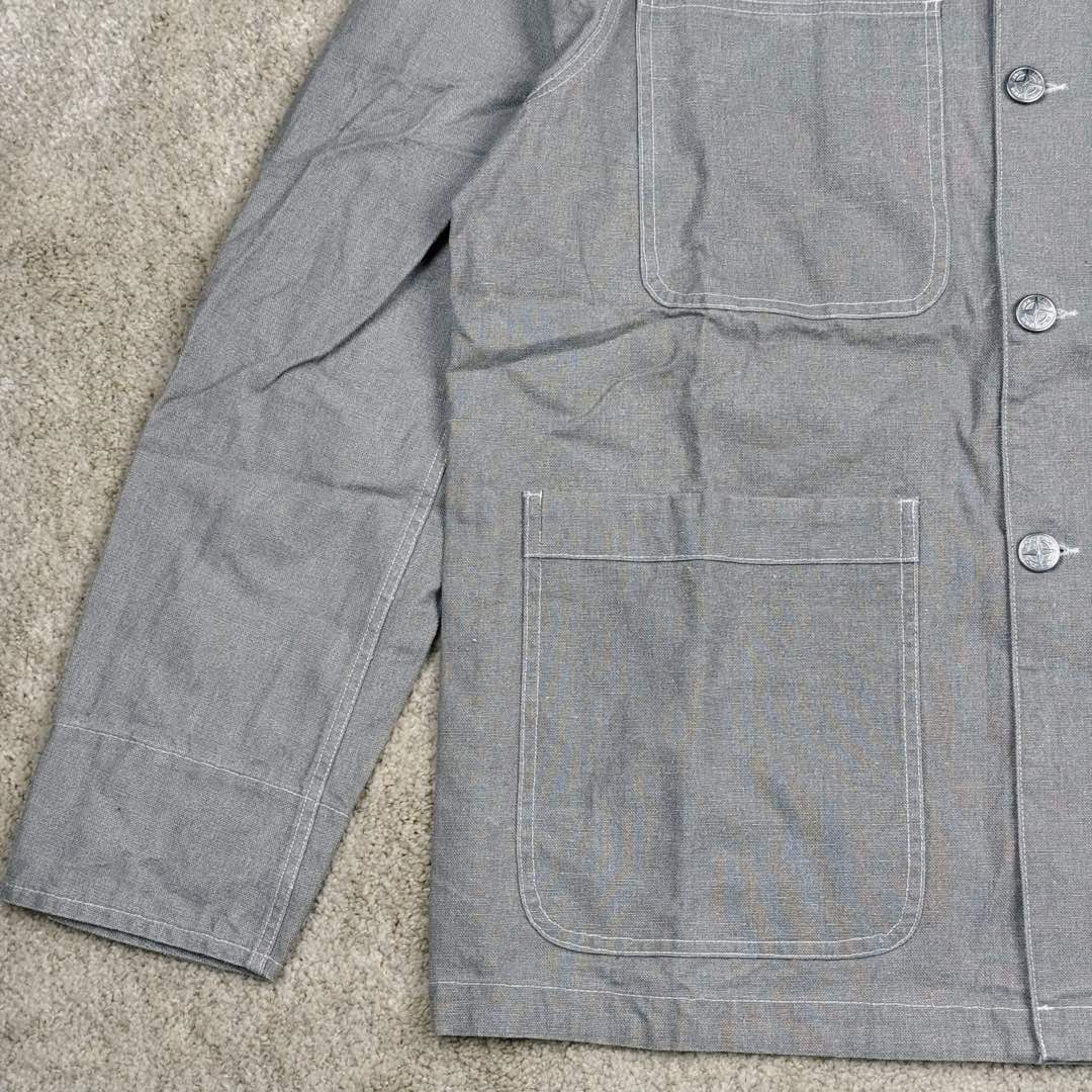 图片[9]-＃GF广顶 DIOR x STONE ISLAND FW24 Logo 迪奥石头岛联名贴袋翻领单排扣宽松长袖夹克外套 男款 灰褐色 官网价：21000￥（1840C）采用【16s*16s全棉小马丁面料】匹布开平网做【刮色涂层工艺】成衣采用【石磨酵洗工艺】缸内【洗水3小时】洗褪达到Y版花色效果 网花四星字母皮牌采用【头层牛皮材料】【纯钢材质凸压花模具热压一体】成型内里人字车车大织唛【开模订制铝合金材质四角星工字扣】尺码：XS S M L-选品中心