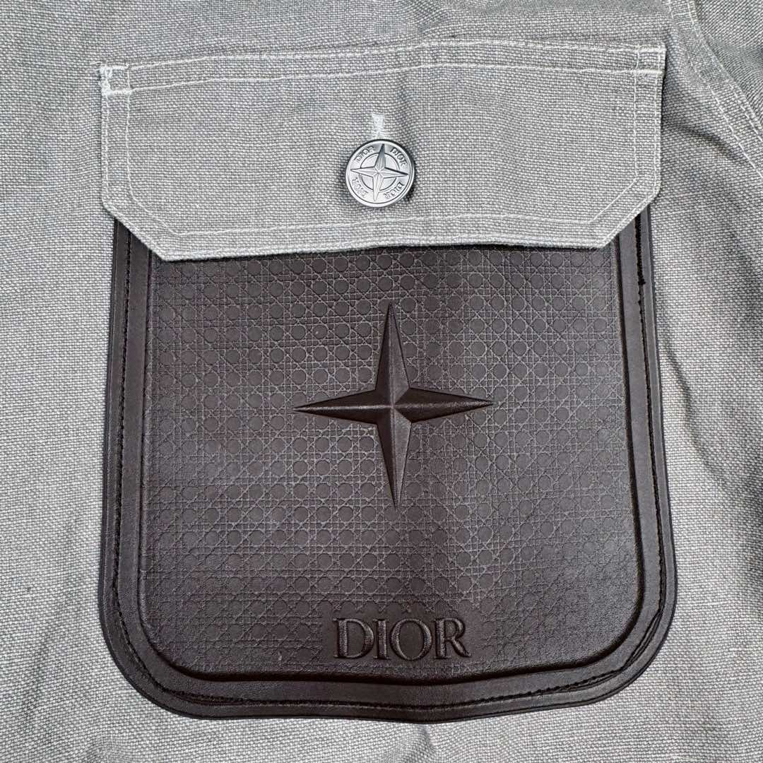 图片[10]-＃GF广顶 DIOR x STONE ISLAND FW24 Logo 迪奥石头岛联名贴袋翻领单排扣宽松长袖夹克外套 男款 灰褐色 官网价：21000￥（1840C）采用【16s*16s全棉小马丁面料】匹布开平网做【刮色涂层工艺】成衣采用【石磨酵洗工艺】缸内【洗水3小时】洗褪达到Y版花色效果 网花四星字母皮牌采用【头层牛皮材料】【纯钢材质凸压花模具热压一体】成型内里人字车车大织唛【开模订制铝合金材质四角星工字扣】尺码：XS S M L-选品中心