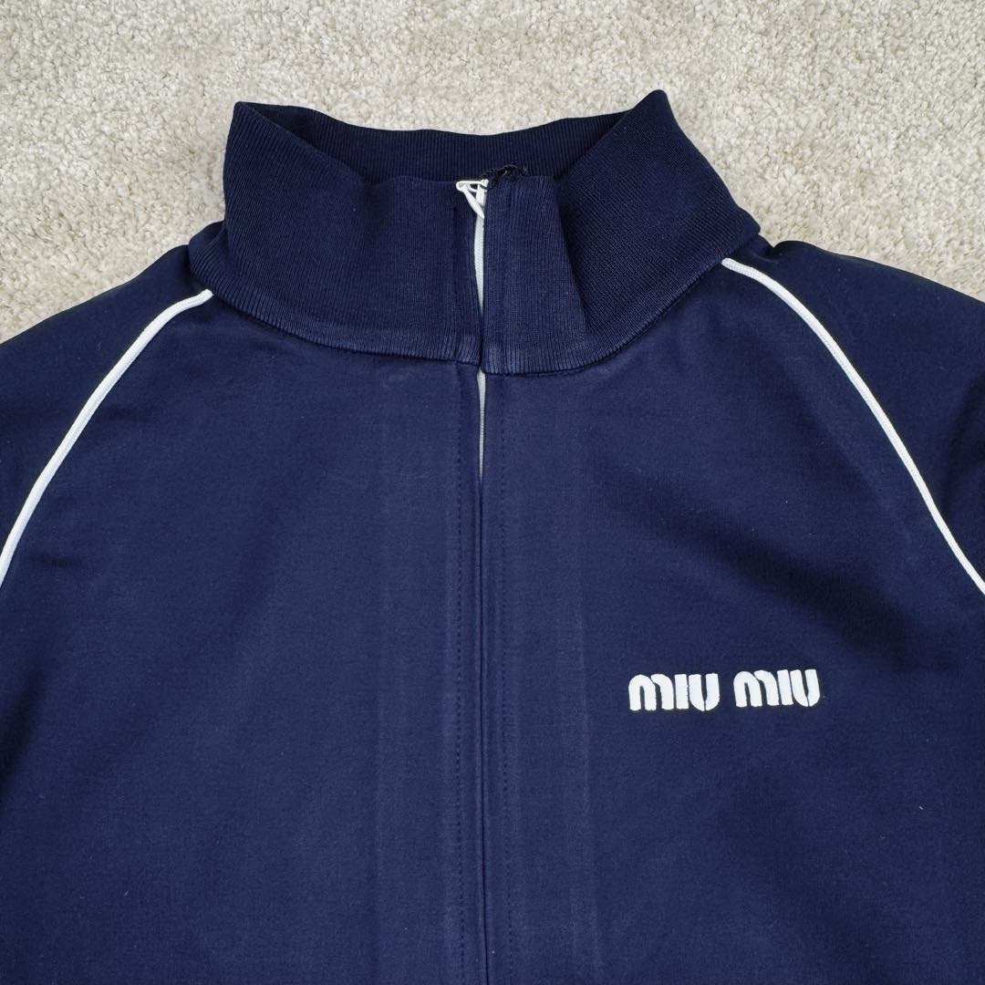 图片[5]-＃GD广顶 MIU MIU 缪缪字母刺绣徽标拉链高领长袖夹克外套 女款 蓝色 面料采用定制醋酸混纺锦纶运动面料 刺绣采用日本百联达绣花非常饱满立体 拉链全部定制隐藏式拉链 螺纹面料同缸生产定染 内里包边无缝做法 非常百搭的运动外套 这款有拼白色 面料做了顶级固色处理 100度开水浸泡不褪色 尺码：36 38 40 42-选品中心
