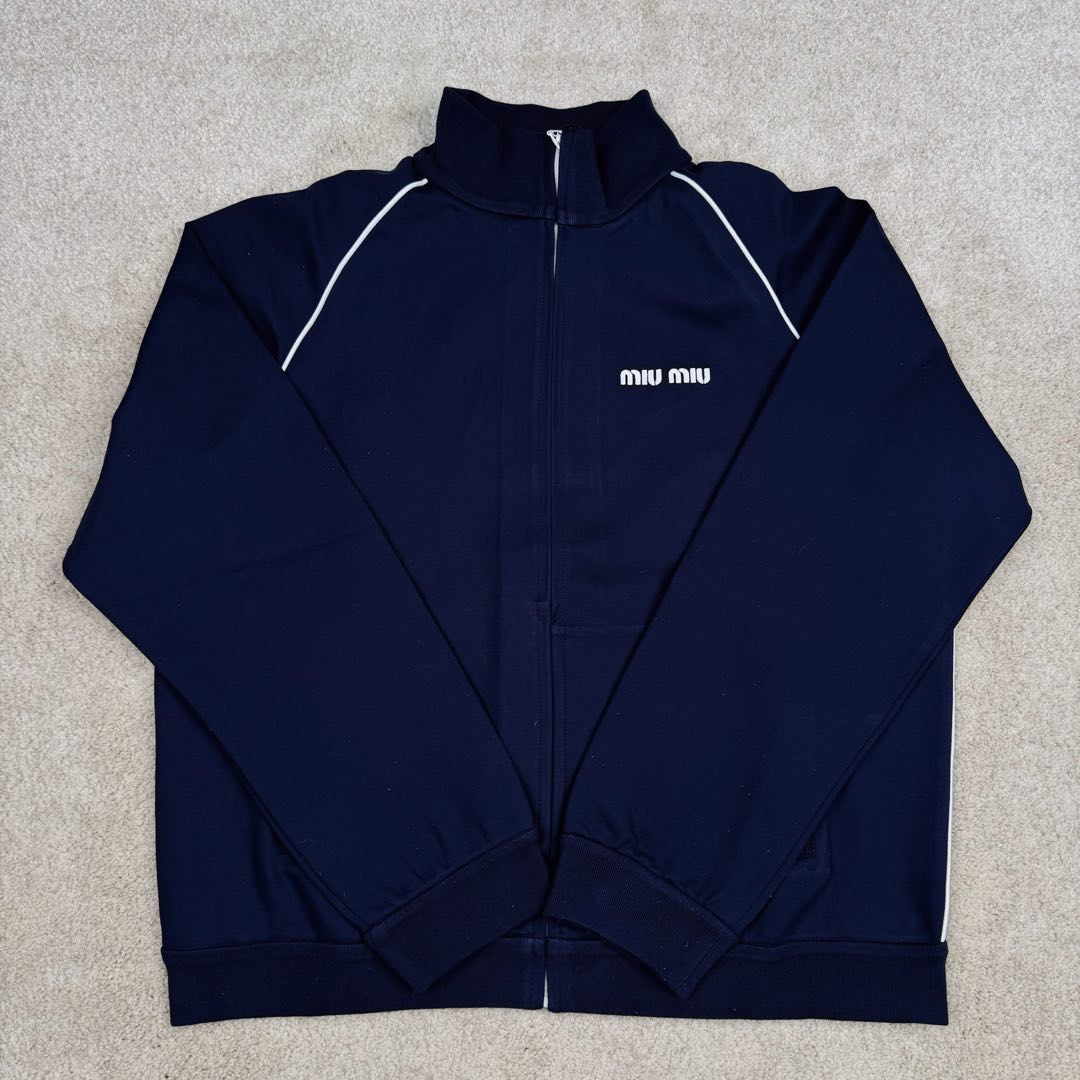图片[2]-＃GD广顶 MIU MIU 缪缪字母刺绣徽标拉链高领长袖夹克外套 女款 蓝色 面料采用定制醋酸混纺锦纶运动面料 刺绣采用日本百联达绣花非常饱满立体 拉链全部定制隐藏式拉链 螺纹面料同缸生产定染 内里包边无缝做法 非常百搭的运动外套 这款有拼白色 面料做了顶级固色处理 100度开水浸泡不褪色 尺码：36 38 40 42-选品中心