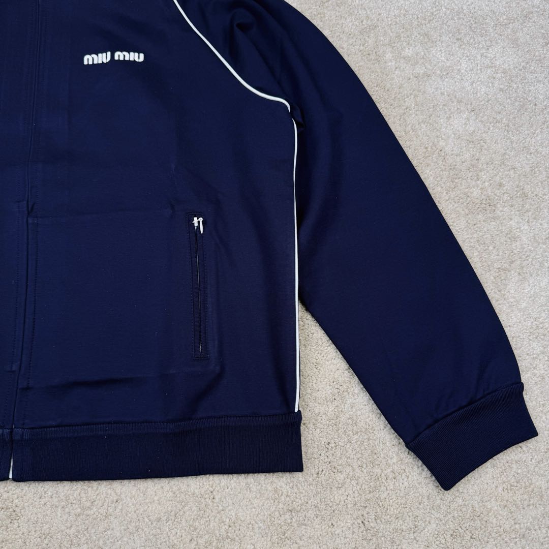图片[7]-＃GD广顶 MIU MIU 缪缪字母刺绣徽标拉链高领长袖夹克外套 女款 蓝色 面料采用定制醋酸混纺锦纶运动面料 刺绣采用日本百联达绣花非常饱满立体 拉链全部定制隐藏式拉链 螺纹面料同缸生产定染 内里包边无缝做法 非常百搭的运动外套 这款有拼白色 面料做了顶级固色处理 100度开水浸泡不褪色 尺码：36 38 40 42-选品中心