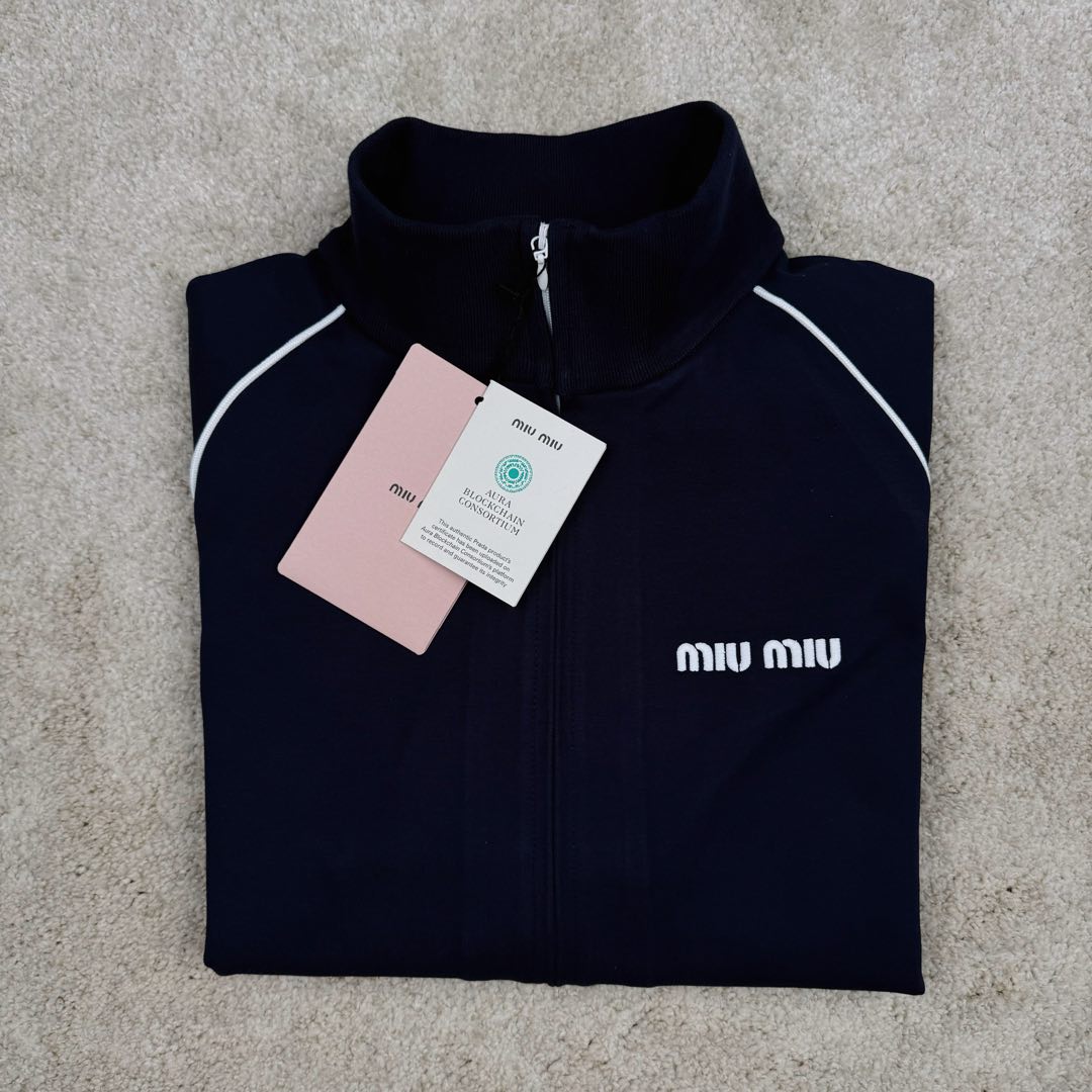 图片[4]-＃GD广顶 MIU MIU 缪缪字母刺绣徽标拉链高领长袖夹克外套 女款 蓝色 面料采用定制醋酸混纺锦纶运动面料 刺绣采用日本百联达绣花非常饱满立体 拉链全部定制隐藏式拉链 螺纹面料同缸生产定染 内里包边无缝做法 非常百搭的运动外套 这款有拼白色 面料做了顶级固色处理 100度开水浸泡不褪色 尺码：36 38 40 42-选品中心