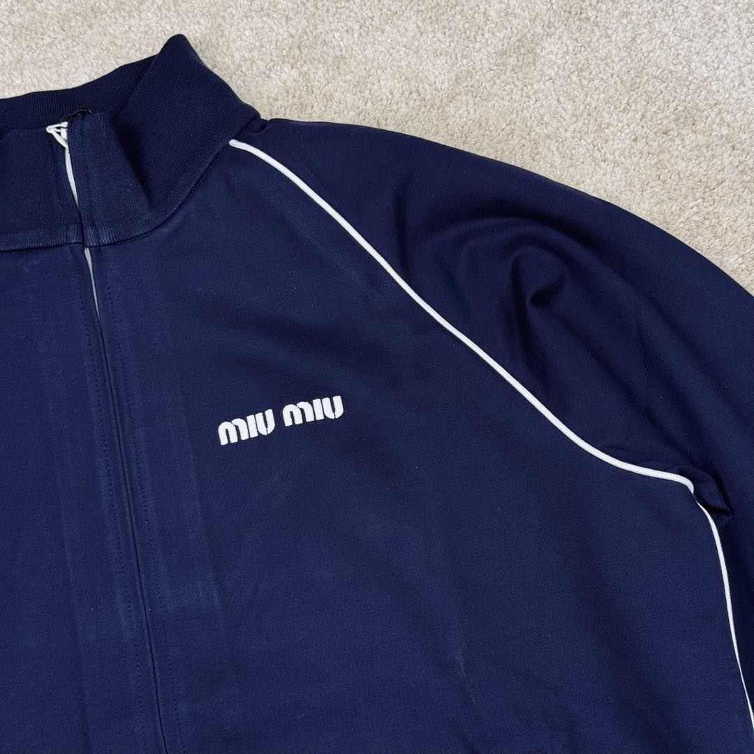 图片[9]-＃GD广顶 MIU MIU 缪缪字母刺绣徽标拉链高领长袖夹克外套 女款 蓝色 面料采用定制醋酸混纺锦纶运动面料 刺绣采用日本百联达绣花非常饱满立体 拉链全部定制隐藏式拉链 螺纹面料同缸生产定染 内里包边无缝做法 非常百搭的运动外套 这款有拼白色 面料做了顶级固色处理 100度开水浸泡不褪色 尺码：36 38 40 42-选品中心
