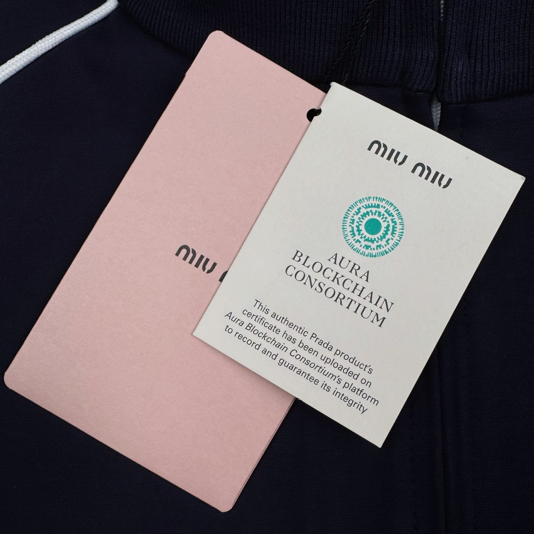 图片[11]-＃GD广顶 MIU MIU 缪缪字母刺绣徽标拉链高领长袖夹克外套 女款 蓝色 面料采用定制醋酸混纺锦纶运动面料 刺绣采用日本百联达绣花非常饱满立体 拉链全部定制隐藏式拉链 螺纹面料同缸生产定染 内里包边无缝做法 非常百搭的运动外套 这款有拼白色 面料做了顶级固色处理 100度开水浸泡不褪色 尺码：36 38 40 42-选品中心