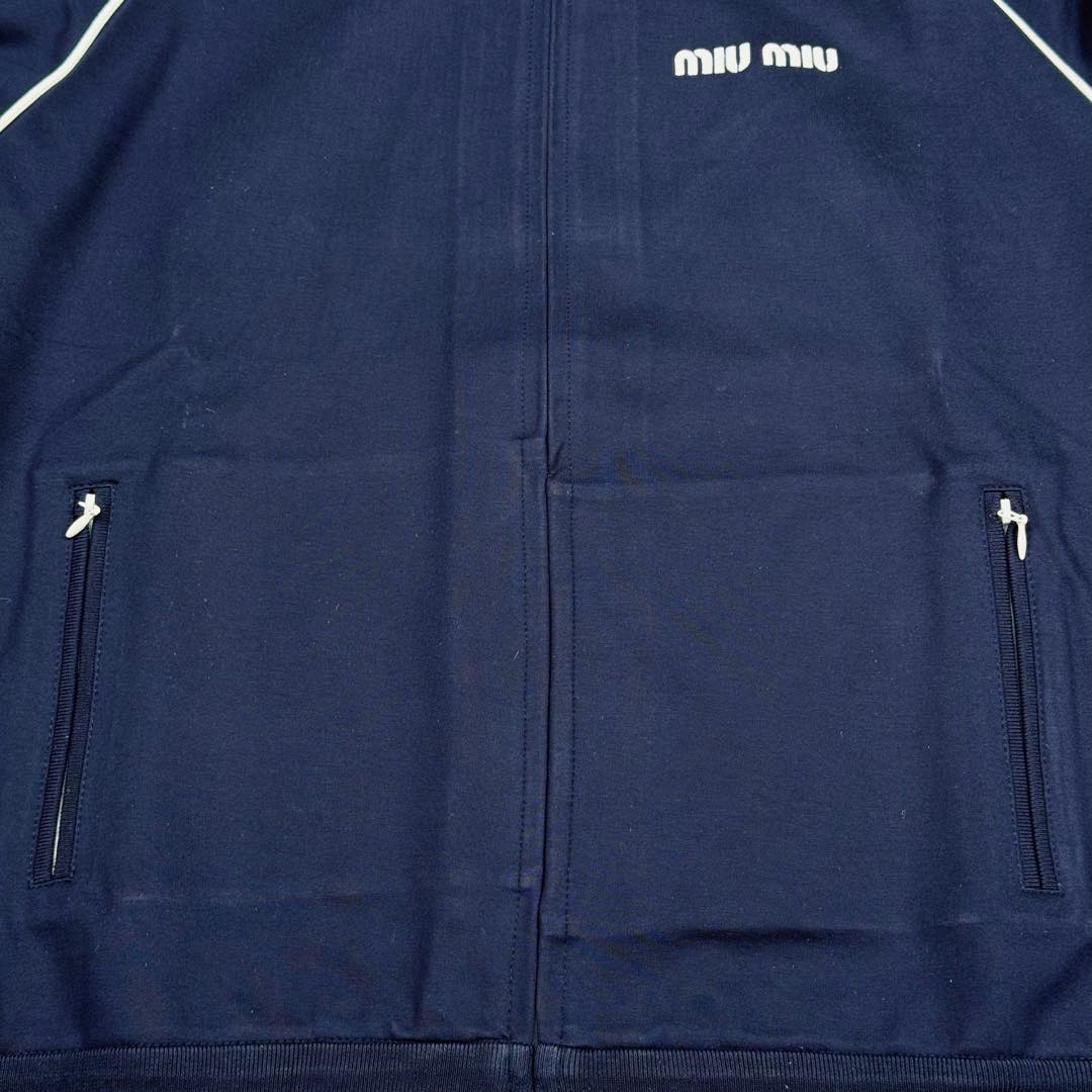图片[8]-＃GD广顶 MIU MIU 缪缪字母刺绣徽标拉链高领长袖夹克外套 女款 蓝色 面料采用定制醋酸混纺锦纶运动面料 刺绣采用日本百联达绣花非常饱满立体 拉链全部定制隐藏式拉链 螺纹面料同缸生产定染 内里包边无缝做法 非常百搭的运动外套 这款有拼白色 面料做了顶级固色处理 100度开水浸泡不褪色 尺码：36 38 40 42-选品中心