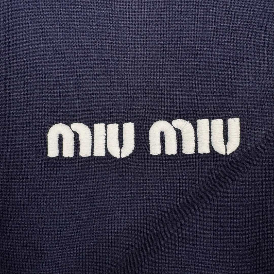 图片[12]-＃GD广顶 MIU MIU 缪缪字母刺绣徽标拉链高领长袖夹克外套 女款 蓝色 面料采用定制醋酸混纺锦纶运动面料 刺绣采用日本百联达绣花非常饱满立体 拉链全部定制隐藏式拉链 螺纹面料同缸生产定染 内里包边无缝做法 非常百搭的运动外套 这款有拼白色 面料做了顶级固色处理 100度开水浸泡不褪色 尺码：36 38 40 42-选品中心