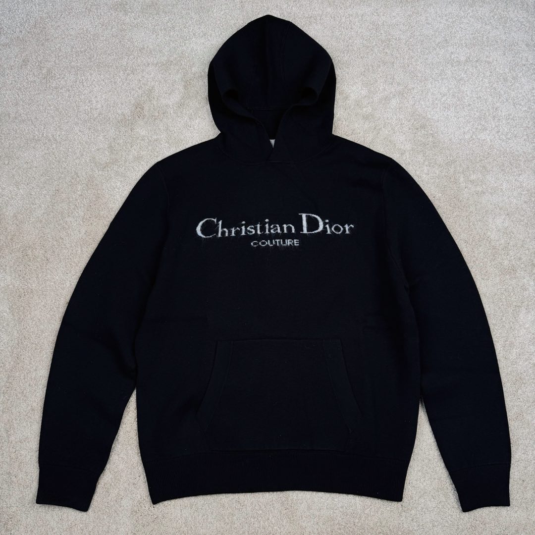 ＃GF广顶 DIOR FW24 Logo 迪奥印花套头连帽长袖卫衣 采用【48/2超细巴素兰羊毛精纺羊毛】进行编织 精纺羊毛织物表面光洁、纹路清晰、质地紧密 显得精致【巴素兰羊毛工艺特点】：巴素兰工艺是一种对羊毛进行特殊处理的方法，它能够使羊毛纤维更加柔软、蓬松，减少羊毛的刺痒感 同时这种工艺还可以提高羊毛的色泽鲜艳度和色牢度 使羊毛制品的颜色更加持久 柔软舒适：处理后的羊毛手感非常柔软 贴身穿着也很舒适 保暖性好：羊毛本身就具有良好的保暖性能 巴素兰羊毛在这方面表现更为出色 色泽美观：颜色鲜艳且持久 能提升羊毛制品的外观品质 织机采用【2024最新款CIXING双系统14针超细横机】进行编织 每件衣服的衣片【织机时间高达214分钟每件】一台机器一天顺利编织 也就只能织5件出来 极其难产 最后在通过高品质的【人工缝盘锁眼套头】【挑撞】【纯手工收线头】进行生产 一批大货的生产周期最少需要20天 尺码：XS S M L-选品中心