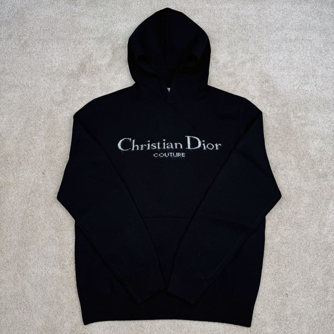 图片[2]-＃GF广顶 DIOR FW24 Logo 迪奥印花套头连帽长袖卫衣 采用【48/2超细巴素兰羊毛精纺羊毛】进行编织 精纺羊毛织物表面光洁、纹路清晰、质地紧密 显得精致【巴素兰羊毛工艺特点】：巴素兰工艺是一种对羊毛进行特殊处理的方法，它能够使羊毛纤维更加柔软、蓬松，减少羊毛的刺痒感 同时这种工艺还可以提高羊毛的色泽鲜艳度和色牢度 使羊毛制品的颜色更加持久 柔软舒适：处理后的羊毛手感非常柔软 贴身穿着也很舒适 保暖性好：羊毛本身就具有良好的保暖性能 巴素兰羊毛在这方面表现更为出色 色泽美观：颜色鲜艳且持久 能提升羊毛制品的外观品质 织机采用【2024最新款CIXING双系统14针超细横机】进行编织 每件衣服的衣片【织机时间高达214分钟每件】一台机器一天顺利编织 也就只能织5件出来 极其难产 最后在通过高品质的【人工缝盘锁眼套头】【挑撞】【纯手工收线头】进行生产 一批大货的生产周期最少需要20天 尺码：XS S M L-选品中心