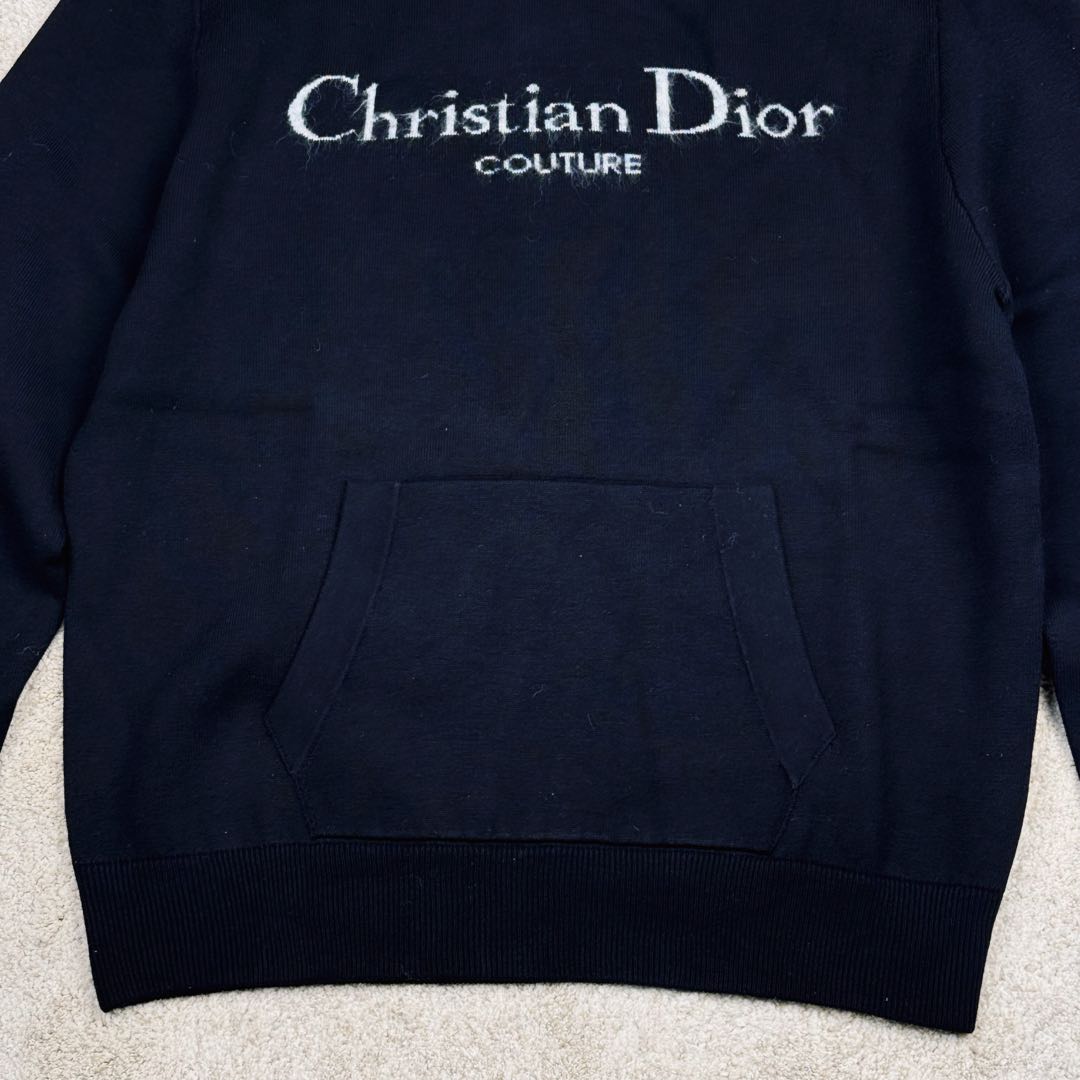 图片[8]-＃GF广顶 DIOR FW24 Logo 迪奥印花套头连帽长袖卫衣 采用【48/2超细巴素兰羊毛精纺羊毛】进行编织 精纺羊毛织物表面光洁、纹路清晰、质地紧密 显得精致【巴素兰羊毛工艺特点】：巴素兰工艺是一种对羊毛进行特殊处理的方法，它能够使羊毛纤维更加柔软、蓬松，减少羊毛的刺痒感 同时这种工艺还可以提高羊毛的色泽鲜艳度和色牢度 使羊毛制品的颜色更加持久 柔软舒适：处理后的羊毛手感非常柔软 贴身穿着也很舒适 保暖性好：羊毛本身就具有良好的保暖性能 巴素兰羊毛在这方面表现更为出色 色泽美观：颜色鲜艳且持久 能提升羊毛制品的外观品质 织机采用【2024最新款CIXING双系统14针超细横机】进行编织 每件衣服的衣片【织机时间高达214分钟每件】一台机器一天顺利编织 也就只能织5件出来 极其难产 最后在通过高品质的【人工缝盘锁眼套头】【挑撞】【纯手工收线头】进行生产 一批大货的生产周期最少需要20天 尺码：XS S M L-选品中心