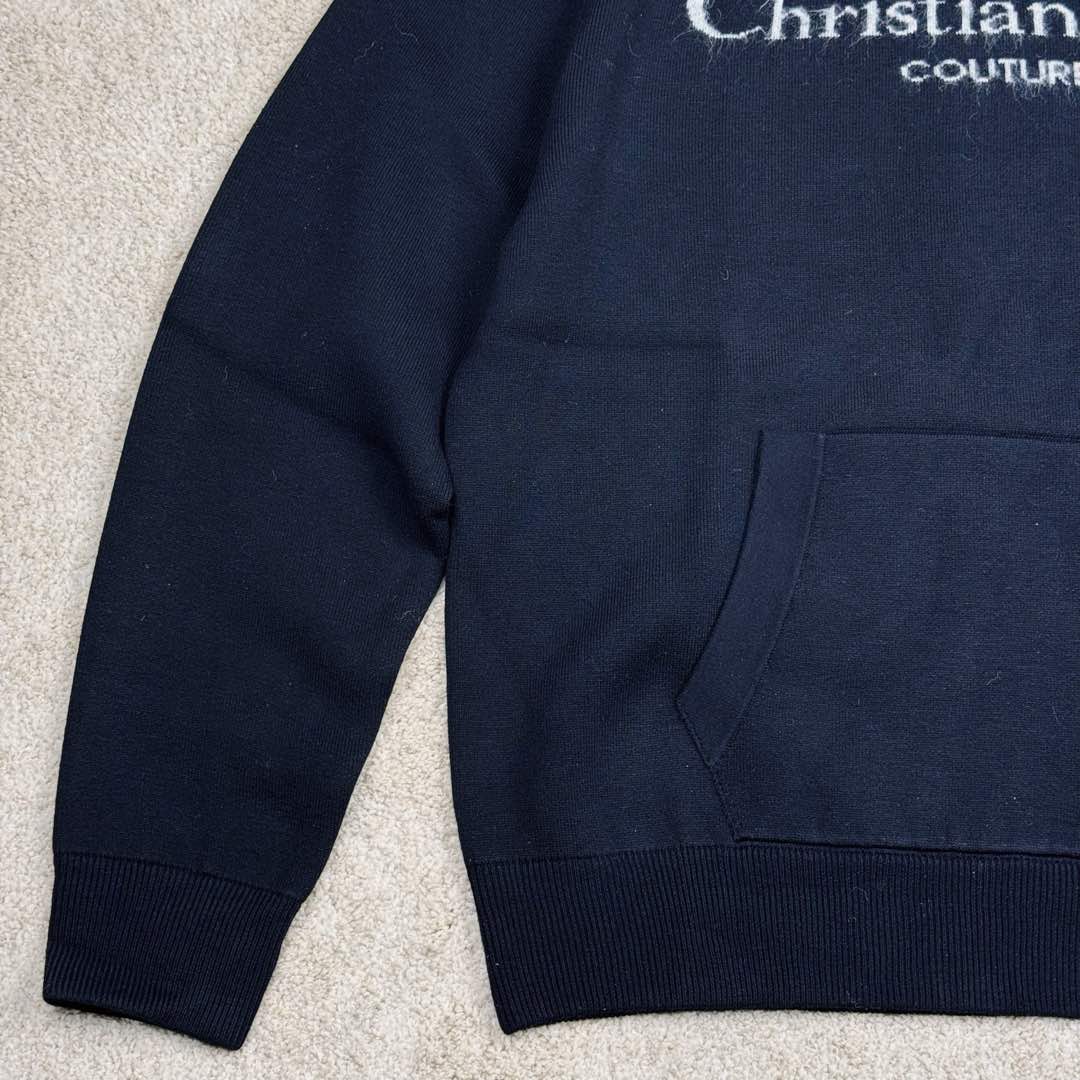 图片[7]-＃GF广顶 DIOR FW24 Logo 迪奥印花套头连帽长袖卫衣 采用【48/2超细巴素兰羊毛精纺羊毛】进行编织 精纺羊毛织物表面光洁、纹路清晰、质地紧密 显得精致【巴素兰羊毛工艺特点】：巴素兰工艺是一种对羊毛进行特殊处理的方法，它能够使羊毛纤维更加柔软、蓬松，减少羊毛的刺痒感 同时这种工艺还可以提高羊毛的色泽鲜艳度和色牢度 使羊毛制品的颜色更加持久 柔软舒适：处理后的羊毛手感非常柔软 贴身穿着也很舒适 保暖性好：羊毛本身就具有良好的保暖性能 巴素兰羊毛在这方面表现更为出色 色泽美观：颜色鲜艳且持久 能提升羊毛制品的外观品质 织机采用【2024最新款CIXING双系统14针超细横机】进行编织 每件衣服的衣片【织机时间高达214分钟每件】一台机器一天顺利编织 也就只能织5件出来 极其难产 最后在通过高品质的【人工缝盘锁眼套头】【挑撞】【纯手工收线头】进行生产 一批大货的生产周期最少需要20天 尺码：XS S M L-选品中心