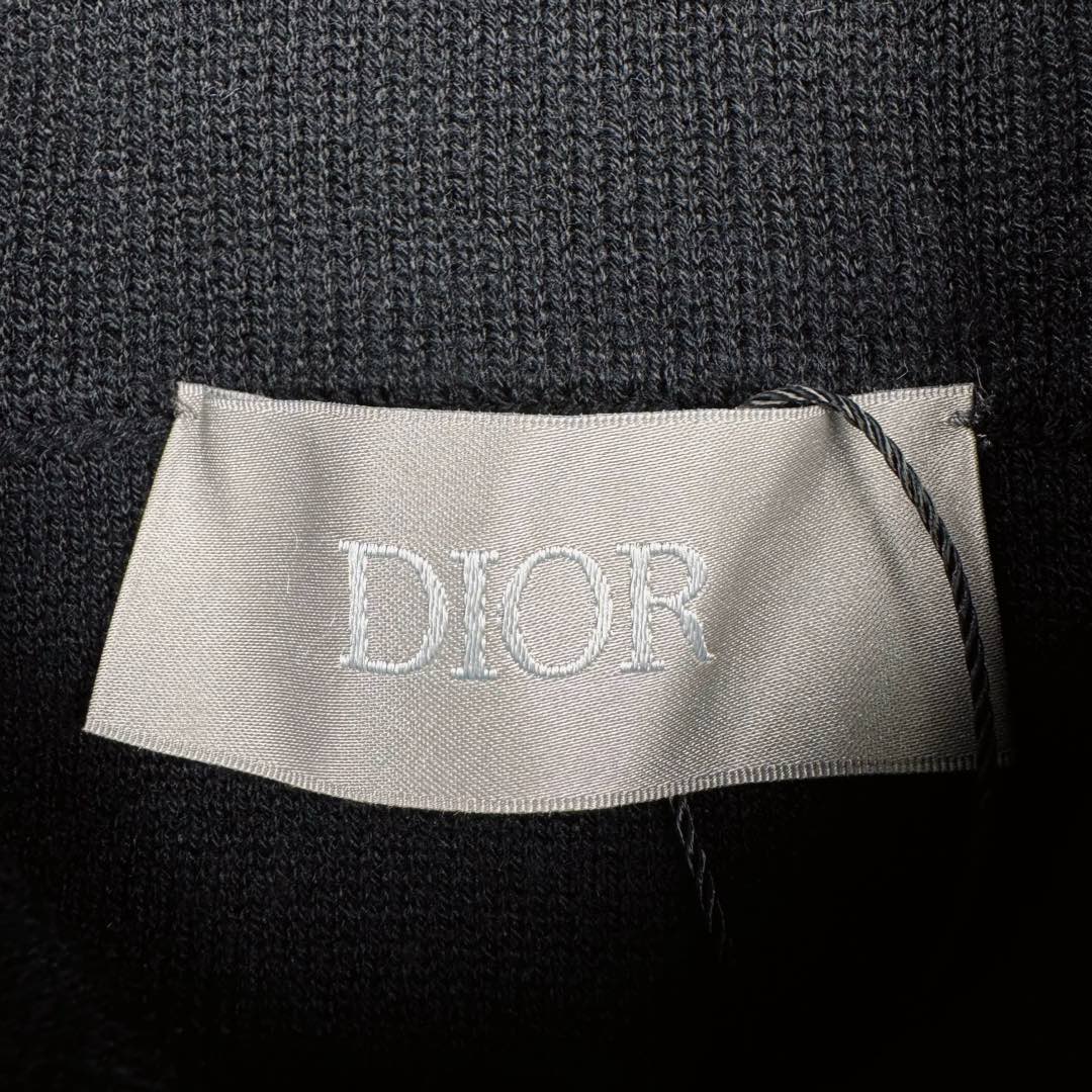 图片[12]-＃GF广顶 DIOR FW24 Logo 迪奥印花套头连帽长袖卫衣 采用【48/2超细巴素兰羊毛精纺羊毛】进行编织 精纺羊毛织物表面光洁、纹路清晰、质地紧密 显得精致【巴素兰羊毛工艺特点】：巴素兰工艺是一种对羊毛进行特殊处理的方法，它能够使羊毛纤维更加柔软、蓬松，减少羊毛的刺痒感 同时这种工艺还可以提高羊毛的色泽鲜艳度和色牢度 使羊毛制品的颜色更加持久 柔软舒适：处理后的羊毛手感非常柔软 贴身穿着也很舒适 保暖性好：羊毛本身就具有良好的保暖性能 巴素兰羊毛在这方面表现更为出色 色泽美观：颜色鲜艳且持久 能提升羊毛制品的外观品质 织机采用【2024最新款CIXING双系统14针超细横机】进行编织 每件衣服的衣片【织机时间高达214分钟每件】一台机器一天顺利编织 也就只能织5件出来 极其难产 最后在通过高品质的【人工缝盘锁眼套头】【挑撞】【纯手工收线头】进行生产 一批大货的生产周期最少需要20天 尺码：XS S M L-选品中心