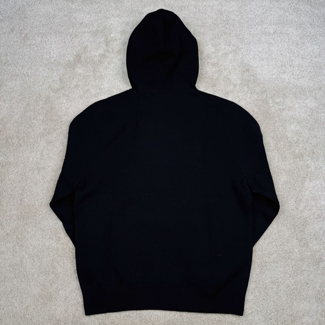 图片[3]-＃GF广顶 DIOR FW24 Logo 迪奥印花套头连帽长袖卫衣 采用【48/2超细巴素兰羊毛精纺羊毛】进行编织 精纺羊毛织物表面光洁、纹路清晰、质地紧密 显得精致【巴素兰羊毛工艺特点】：巴素兰工艺是一种对羊毛进行特殊处理的方法，它能够使羊毛纤维更加柔软、蓬松，减少羊毛的刺痒感 同时这种工艺还可以提高羊毛的色泽鲜艳度和色牢度 使羊毛制品的颜色更加持久 柔软舒适：处理后的羊毛手感非常柔软 贴身穿着也很舒适 保暖性好：羊毛本身就具有良好的保暖性能 巴素兰羊毛在这方面表现更为出色 色泽美观：颜色鲜艳且持久 能提升羊毛制品的外观品质 织机采用【2024最新款CIXING双系统14针超细横机】进行编织 每件衣服的衣片【织机时间高达214分钟每件】一台机器一天顺利编织 也就只能织5件出来 极其难产 最后在通过高品质的【人工缝盘锁眼套头】【挑撞】【纯手工收线头】进行生产 一批大货的生产周期最少需要20天 尺码：XS S M L-选品中心