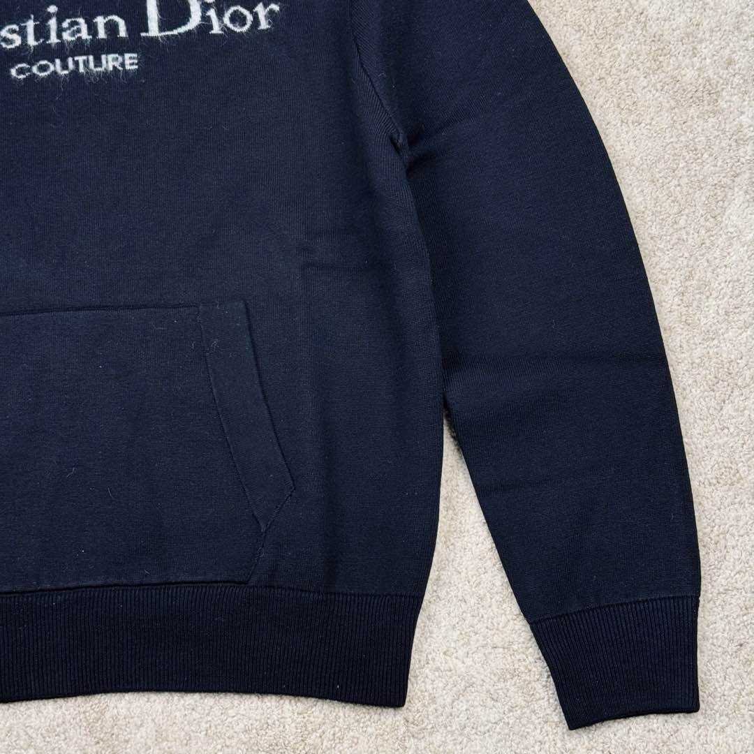 图片[6]-＃GF广顶 DIOR FW24 Logo 迪奥印花套头连帽长袖卫衣 采用【48/2超细巴素兰羊毛精纺羊毛】进行编织 精纺羊毛织物表面光洁、纹路清晰、质地紧密 显得精致【巴素兰羊毛工艺特点】：巴素兰工艺是一种对羊毛进行特殊处理的方法，它能够使羊毛纤维更加柔软、蓬松，减少羊毛的刺痒感 同时这种工艺还可以提高羊毛的色泽鲜艳度和色牢度 使羊毛制品的颜色更加持久 柔软舒适：处理后的羊毛手感非常柔软 贴身穿着也很舒适 保暖性好：羊毛本身就具有良好的保暖性能 巴素兰羊毛在这方面表现更为出色 色泽美观：颜色鲜艳且持久 能提升羊毛制品的外观品质 织机采用【2024最新款CIXING双系统14针超细横机】进行编织 每件衣服的衣片【织机时间高达214分钟每件】一台机器一天顺利编织 也就只能织5件出来 极其难产 最后在通过高品质的【人工缝盘锁眼套头】【挑撞】【纯手工收线头】进行生产 一批大货的生产周期最少需要20天 尺码：XS S M L-选品中心