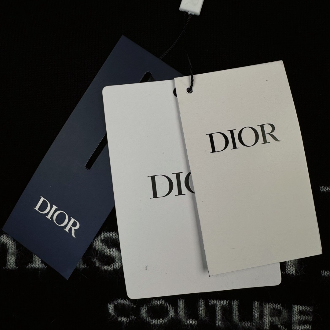 图片[9]-＃GF广顶 DIOR FW24 Logo 迪奥印花套头连帽长袖卫衣 采用【48/2超细巴素兰羊毛精纺羊毛】进行编织 精纺羊毛织物表面光洁、纹路清晰、质地紧密 显得精致【巴素兰羊毛工艺特点】：巴素兰工艺是一种对羊毛进行特殊处理的方法，它能够使羊毛纤维更加柔软、蓬松，减少羊毛的刺痒感 同时这种工艺还可以提高羊毛的色泽鲜艳度和色牢度 使羊毛制品的颜色更加持久 柔软舒适：处理后的羊毛手感非常柔软 贴身穿着也很舒适 保暖性好：羊毛本身就具有良好的保暖性能 巴素兰羊毛在这方面表现更为出色 色泽美观：颜色鲜艳且持久 能提升羊毛制品的外观品质 织机采用【2024最新款CIXING双系统14针超细横机】进行编织 每件衣服的衣片【织机时间高达214分钟每件】一台机器一天顺利编织 也就只能织5件出来 极其难产 最后在通过高品质的【人工缝盘锁眼套头】【挑撞】【纯手工收线头】进行生产 一批大货的生产周期最少需要20天 尺码：XS S M L-选品中心