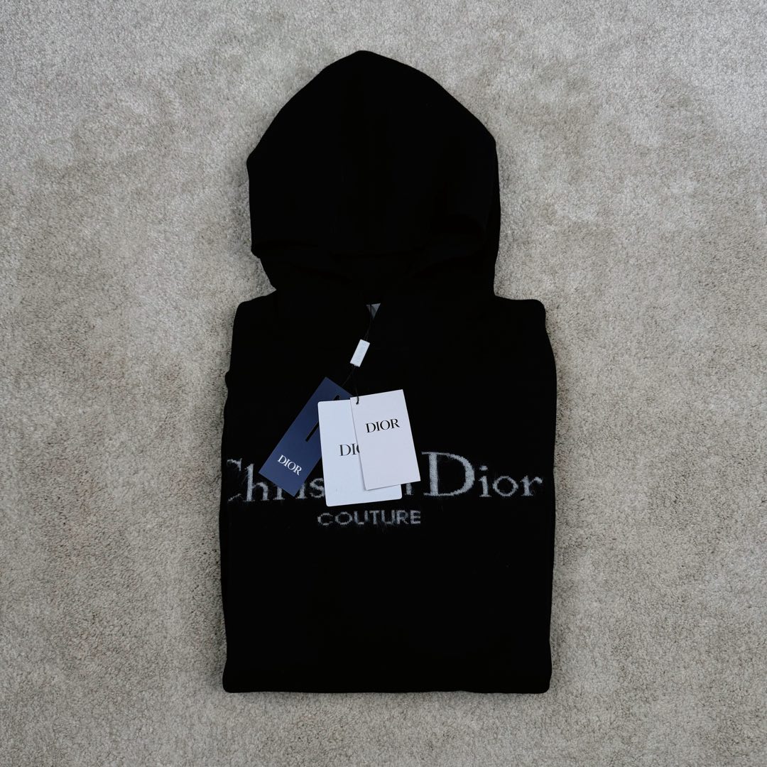 图片[4]-＃GF广顶 DIOR FW24 Logo 迪奥印花套头连帽长袖卫衣 采用【48/2超细巴素兰羊毛精纺羊毛】进行编织 精纺羊毛织物表面光洁、纹路清晰、质地紧密 显得精致【巴素兰羊毛工艺特点】：巴素兰工艺是一种对羊毛进行特殊处理的方法，它能够使羊毛纤维更加柔软、蓬松，减少羊毛的刺痒感 同时这种工艺还可以提高羊毛的色泽鲜艳度和色牢度 使羊毛制品的颜色更加持久 柔软舒适：处理后的羊毛手感非常柔软 贴身穿着也很舒适 保暖性好：羊毛本身就具有良好的保暖性能 巴素兰羊毛在这方面表现更为出色 色泽美观：颜色鲜艳且持久 能提升羊毛制品的外观品质 织机采用【2024最新款CIXING双系统14针超细横机】进行编织 每件衣服的衣片【织机时间高达214分钟每件】一台机器一天顺利编织 也就只能织5件出来 极其难产 最后在通过高品质的【人工缝盘锁眼套头】【挑撞】【纯手工收线头】进行生产 一批大货的生产周期最少需要20天 尺码：XS S M L-选品中心
