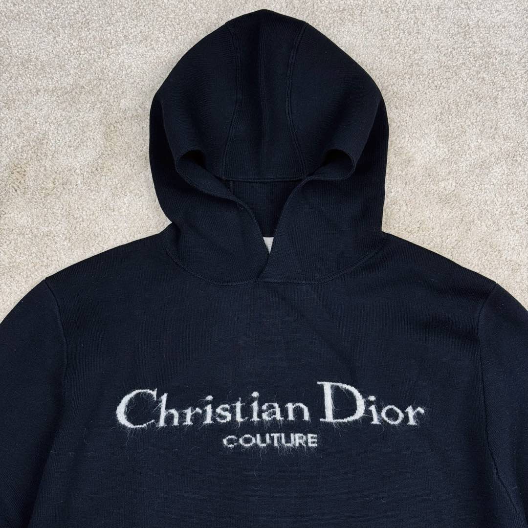 图片[5]-＃GF广顶 DIOR FW24 Logo 迪奥印花套头连帽长袖卫衣 采用【48/2超细巴素兰羊毛精纺羊毛】进行编织 精纺羊毛织物表面光洁、纹路清晰、质地紧密 显得精致【巴素兰羊毛工艺特点】：巴素兰工艺是一种对羊毛进行特殊处理的方法，它能够使羊毛纤维更加柔软、蓬松，减少羊毛的刺痒感 同时这种工艺还可以提高羊毛的色泽鲜艳度和色牢度 使羊毛制品的颜色更加持久 柔软舒适：处理后的羊毛手感非常柔软 贴身穿着也很舒适 保暖性好：羊毛本身就具有良好的保暖性能 巴素兰羊毛在这方面表现更为出色 色泽美观：颜色鲜艳且持久 能提升羊毛制品的外观品质 织机采用【2024最新款CIXING双系统14针超细横机】进行编织 每件衣服的衣片【织机时间高达214分钟每件】一台机器一天顺利编织 也就只能织5件出来 极其难产 最后在通过高品质的【人工缝盘锁眼套头】【挑撞】【纯手工收线头】进行生产 一批大货的生产周期最少需要20天 尺码：XS S M L-选品中心