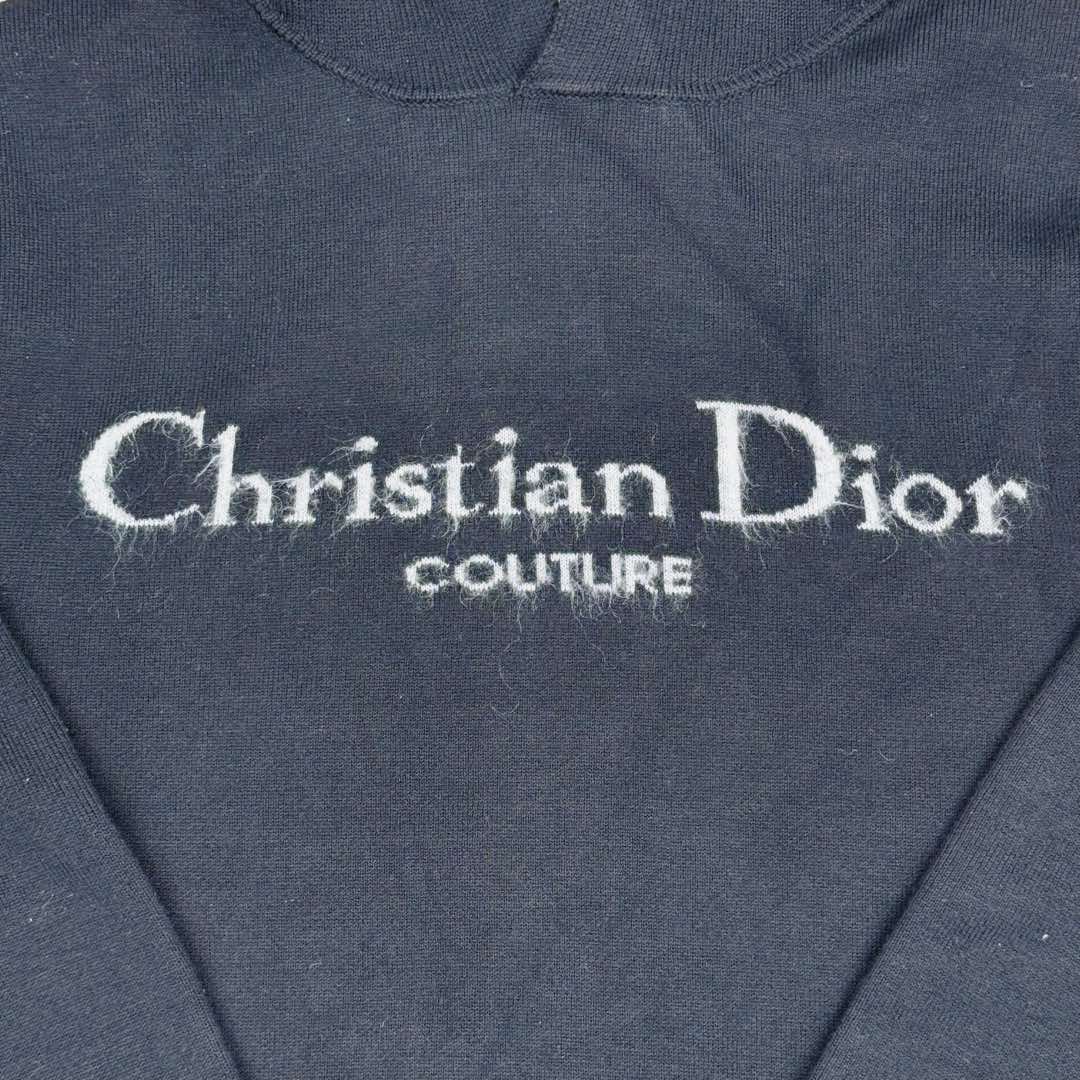图片[10]-＃GF广顶 DIOR FW24 Logo 迪奥印花套头连帽长袖卫衣 采用【48/2超细巴素兰羊毛精纺羊毛】进行编织 精纺羊毛织物表面光洁、纹路清晰、质地紧密 显得精致【巴素兰羊毛工艺特点】：巴素兰工艺是一种对羊毛进行特殊处理的方法，它能够使羊毛纤维更加柔软、蓬松，减少羊毛的刺痒感 同时这种工艺还可以提高羊毛的色泽鲜艳度和色牢度 使羊毛制品的颜色更加持久 柔软舒适：处理后的羊毛手感非常柔软 贴身穿着也很舒适 保暖性好：羊毛本身就具有良好的保暖性能 巴素兰羊毛在这方面表现更为出色 色泽美观：颜色鲜艳且持久 能提升羊毛制品的外观品质 织机采用【2024最新款CIXING双系统14针超细横机】进行编织 每件衣服的衣片【织机时间高达214分钟每件】一台机器一天顺利编织 也就只能织5件出来 极其难产 最后在通过高品质的【人工缝盘锁眼套头】【挑撞】【纯手工收线头】进行生产 一批大货的生产周期最少需要20天 尺码：XS S M L-选品中心