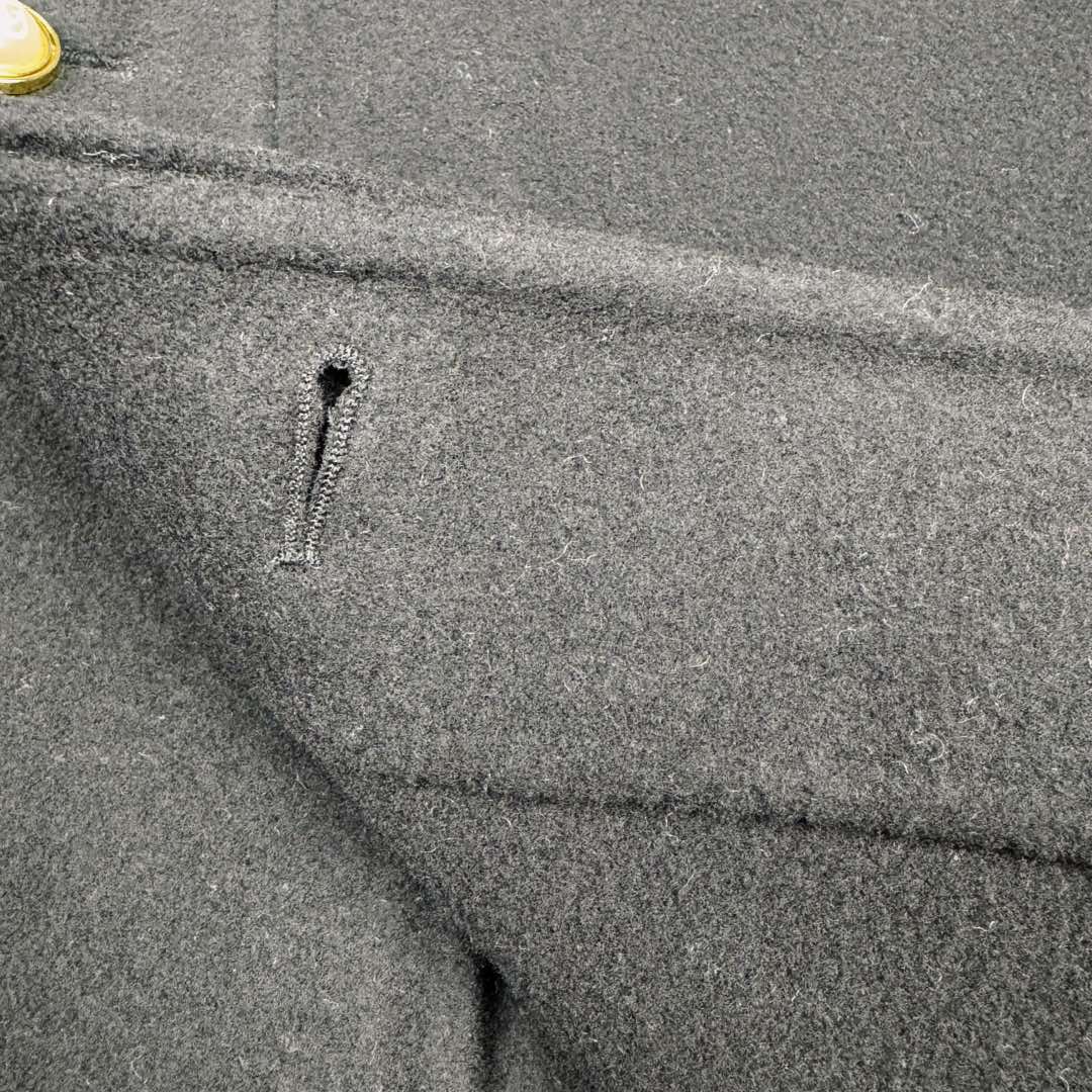 图片[14]-＃GD广顶 LOUIS VUITTON SS24 Lv菲董联名系列 纯色双面羊毛休闲小香风夹克外套 太古汇24900购入 目前二级市场已经3万+ 王嘉尔、王鹤棣等顶级明星上身 面料采用定制100%双面羊毛面料 整件衣服所有部位全部采用手缝 整件衣服没有一处用到针车 全部手工暗线 市场货已经直播货全部改成一眼假的包边外套做法 纽扣开模定制天然珍珠非合成 黑色纽扣为合金喷漆 市场货黑色纽扣采用塑料材质 尺码：48 50 52 54-选品中心