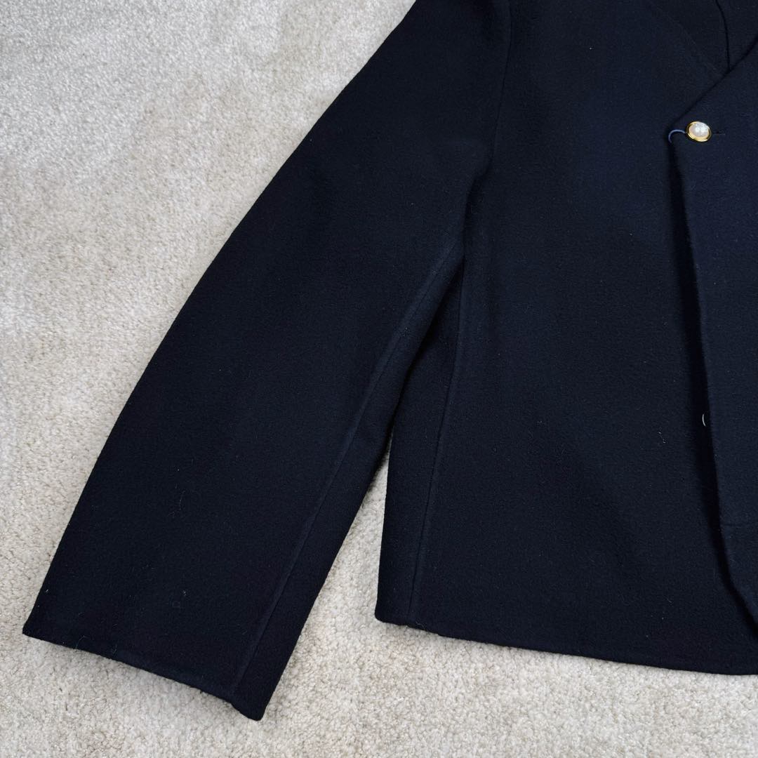 图片[7]-＃GD广顶 LOUIS VUITTON SS24 Lv菲董联名系列 纯色双面羊毛休闲小香风夹克外套 太古汇24900购入 目前二级市场已经3万+ 王嘉尔、王鹤棣等顶级明星上身 面料采用定制100%双面羊毛面料 整件衣服所有部位全部采用手缝 整件衣服没有一处用到针车 全部手工暗线 市场货已经直播货全部改成一眼假的包边外套做法 纽扣开模定制天然珍珠非合成 黑色纽扣为合金喷漆 市场货黑色纽扣采用塑料材质 尺码：48 50 52 54-选品中心