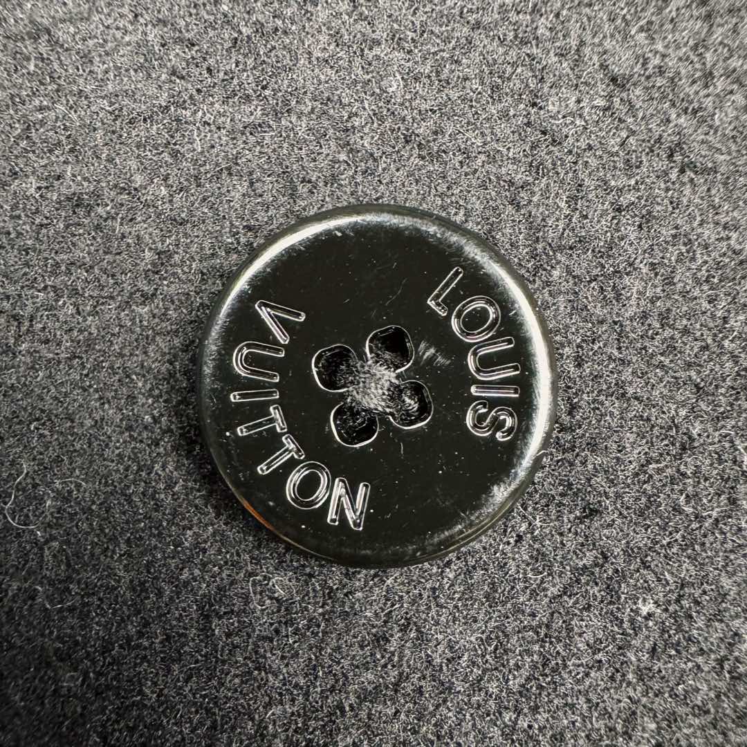 图片[11]-＃GD广顶 LOUIS VUITTON SS24 Lv菲董联名系列 纯色双面羊毛休闲小香风夹克外套 太古汇24900购入 目前二级市场已经3万+ 王嘉尔、王鹤棣等顶级明星上身 面料采用定制100%双面羊毛面料 整件衣服所有部位全部采用手缝 整件衣服没有一处用到针车 全部手工暗线 市场货已经直播货全部改成一眼假的包边外套做法 纽扣开模定制天然珍珠非合成 黑色纽扣为合金喷漆 市场货黑色纽扣采用塑料材质 尺码：48 50 52 54-选品中心