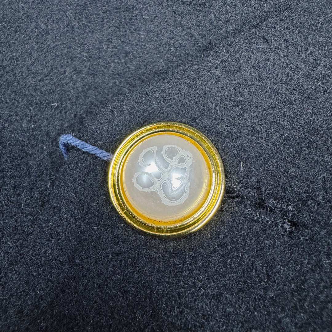 图片[10]-＃GD广顶 LOUIS VUITTON SS24 Lv菲董联名系列 纯色双面羊毛休闲小香风夹克外套 太古汇24900购入 目前二级市场已经3万+ 王嘉尔、王鹤棣等顶级明星上身 面料采用定制100%双面羊毛面料 整件衣服所有部位全部采用手缝 整件衣服没有一处用到针车 全部手工暗线 市场货已经直播货全部改成一眼假的包边外套做法 纽扣开模定制天然珍珠非合成 黑色纽扣为合金喷漆 市场货黑色纽扣采用塑料材质 尺码：48 50 52 54-选品中心