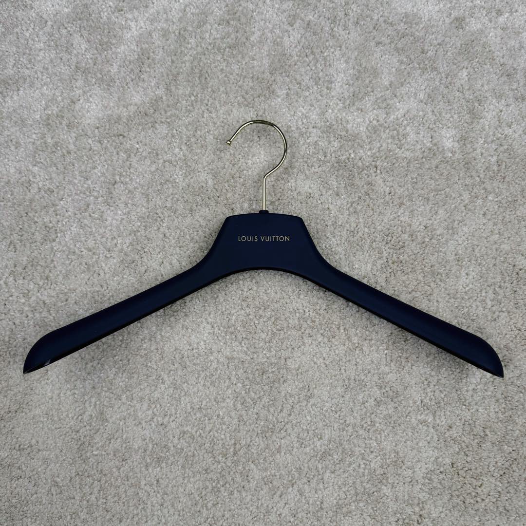 图片[13]-＃GD广顶 LOUIS VUITTON SS24 Lv菲董联名系列 纯色双面羊毛休闲小香风夹克外套 太古汇24900购入 目前二级市场已经3万+ 王嘉尔、王鹤棣等顶级明星上身 面料采用定制100%双面羊毛面料 整件衣服所有部位全部采用手缝 整件衣服没有一处用到针车 全部手工暗线 市场货已经直播货全部改成一眼假的包边外套做法 纽扣开模定制天然珍珠非合成 黑色纽扣为合金喷漆 市场货黑色纽扣采用塑料材质 尺码：48 50 52 54-选品中心