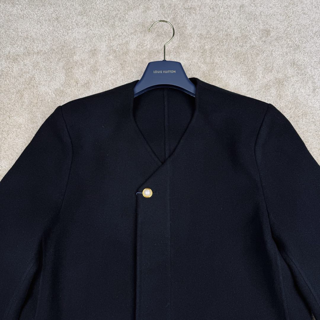 图片[5]-＃GD广顶 LOUIS VUITTON SS24 Lv菲董联名系列 纯色双面羊毛休闲小香风夹克外套 太古汇24900购入 目前二级市场已经3万+ 王嘉尔、王鹤棣等顶级明星上身 面料采用定制100%双面羊毛面料 整件衣服所有部位全部采用手缝 整件衣服没有一处用到针车 全部手工暗线 市场货已经直播货全部改成一眼假的包边外套做法 纽扣开模定制天然珍珠非合成 黑色纽扣为合金喷漆 市场货黑色纽扣采用塑料材质 尺码：48 50 52 54-选品中心