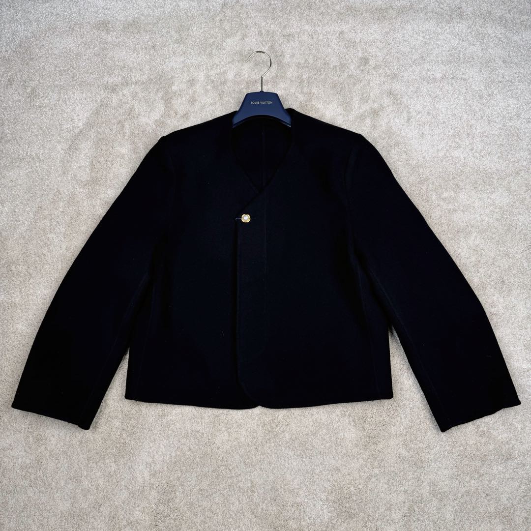 ＃GD广顶 LOUIS VUITTON SS24 Lv菲董联名系列 纯色双面羊毛休闲小香风夹克外套 太古汇24900购入 目前二级市场已经3万+ 王嘉尔、王鹤棣等顶级明星上身 面料采用定制100%双面羊毛面料 整件衣服所有部位全部采用手缝 整件衣服没有一处用到针车 全部手工暗线 市场货已经直播货全部改成一眼假的包边外套做法 纽扣开模定制天然珍珠非合成 黑色纽扣为合金喷漆 市场货黑色纽扣采用塑料材质 尺码：48 50 52 54-选品中心