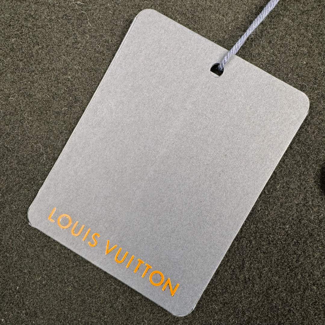 图片[12]-＃GD广顶 LOUIS VUITTON SS24 Lv菲董联名系列 纯色双面羊毛休闲小香风夹克外套 太古汇24900购入 目前二级市场已经3万+ 王嘉尔、王鹤棣等顶级明星上身 面料采用定制100%双面羊毛面料 整件衣服所有部位全部采用手缝 整件衣服没有一处用到针车 全部手工暗线 市场货已经直播货全部改成一眼假的包边外套做法 纽扣开模定制天然珍珠非合成 黑色纽扣为合金喷漆 市场货黑色纽扣采用塑料材质 尺码：48 50 52 54-选品中心