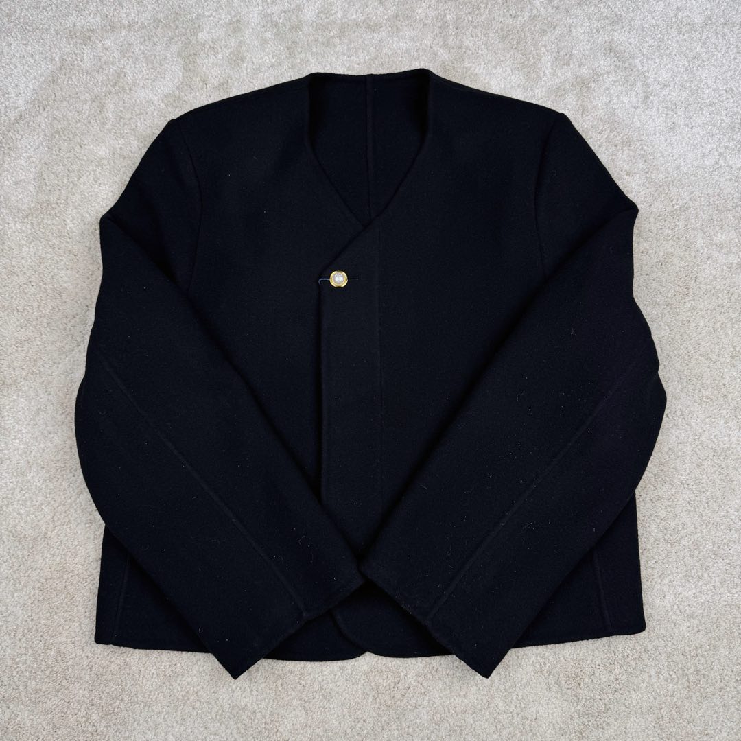 图片[3]-＃GD广顶 LOUIS VUITTON SS24 Lv菲董联名系列 纯色双面羊毛休闲小香风夹克外套 太古汇24900购入 目前二级市场已经3万+ 王嘉尔、王鹤棣等顶级明星上身 面料采用定制100%双面羊毛面料 整件衣服所有部位全部采用手缝 整件衣服没有一处用到针车 全部手工暗线 市场货已经直播货全部改成一眼假的包边外套做法 纽扣开模定制天然珍珠非合成 黑色纽扣为合金喷漆 市场货黑色纽扣采用塑料材质 尺码：48 50 52 54-选品中心