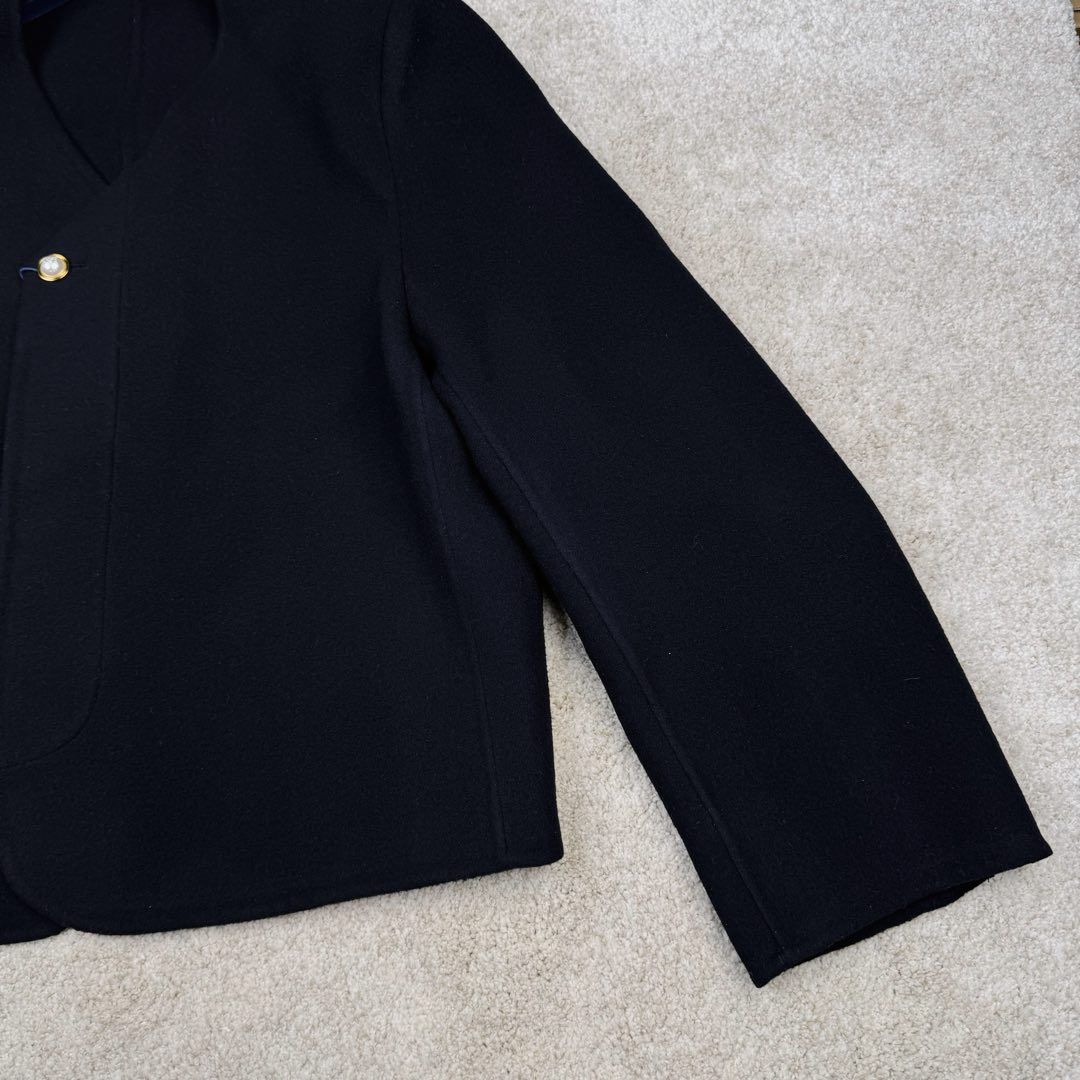 图片[6]-＃GD广顶 LOUIS VUITTON SS24 Lv菲董联名系列 纯色双面羊毛休闲小香风夹克外套 太古汇24900购入 目前二级市场已经3万+ 王嘉尔、王鹤棣等顶级明星上身 面料采用定制100%双面羊毛面料 整件衣服所有部位全部采用手缝 整件衣服没有一处用到针车 全部手工暗线 市场货已经直播货全部改成一眼假的包边外套做法 纽扣开模定制天然珍珠非合成 黑色纽扣为合金喷漆 市场货黑色纽扣采用塑料材质 尺码：48 50 52 54-选品中心