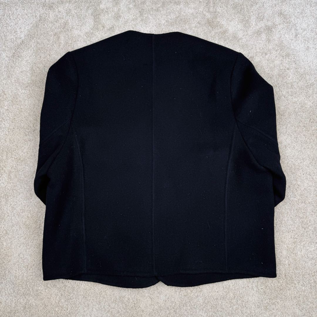 图片[4]-＃GD广顶 LOUIS VUITTON SS24 Lv菲董联名系列 纯色双面羊毛休闲小香风夹克外套 太古汇24900购入 目前二级市场已经3万+ 王嘉尔、王鹤棣等顶级明星上身 面料采用定制100%双面羊毛面料 整件衣服所有部位全部采用手缝 整件衣服没有一处用到针车 全部手工暗线 市场货已经直播货全部改成一眼假的包边外套做法 纽扣开模定制天然珍珠非合成 黑色纽扣为合金喷漆 市场货黑色纽扣采用塑料材质 尺码：48 50 52 54-选品中心