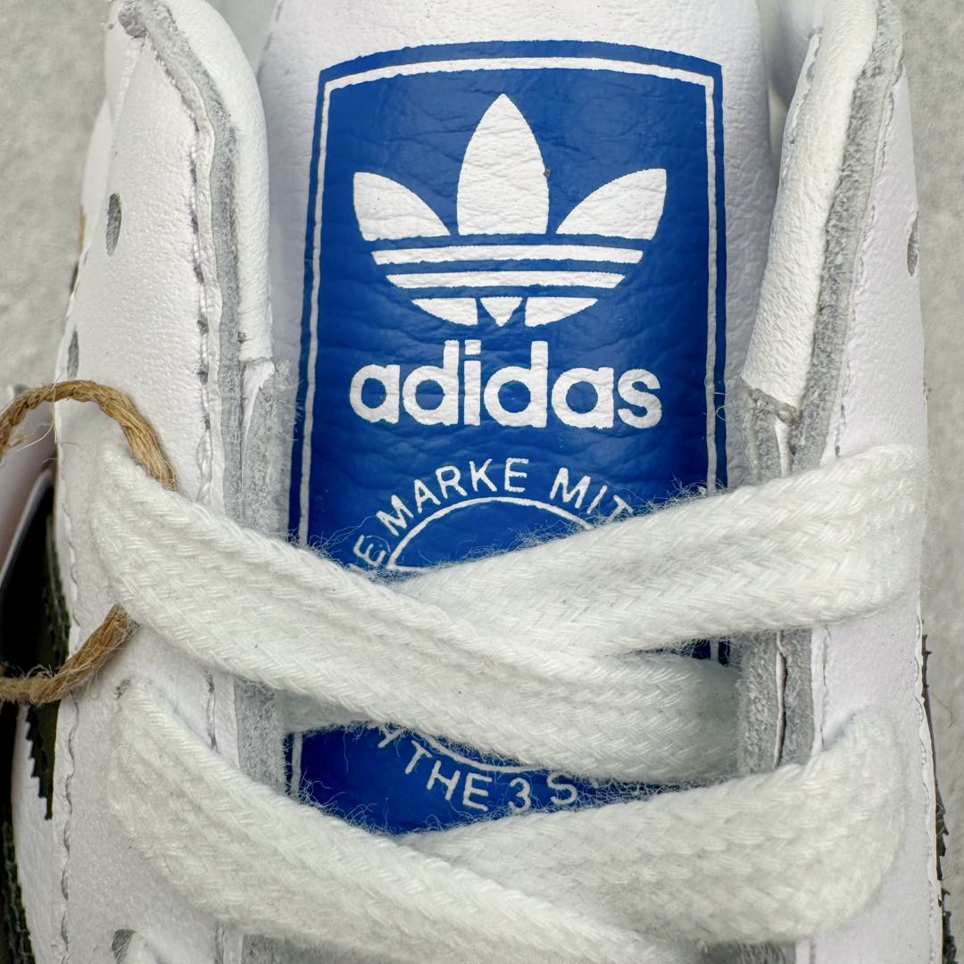 图片[13]-＃SZ纯原 AD Original Samba OG 复古经典轻便板鞋 B75806 原装头层牛皮加持 正确烫金高频细节 原装纳米超迁皮料 独家私模橡胶大底 原盒原配 正确黑色中底布 过宽过胶 这款桑巴鞋展示了高质量的工艺 带有装饰的超锁缝制和无缝的手感 柔软、柔软的皮革造型和标志性的3条纹完成了精致的外观 正规合身鞋带 鞋面上有绒面鞋垫 橡胶鞋底 享受正畸套筒软感 自50年代首次亮相以来就一直在赢得粉丝的青睐尺码：36 36.5 37.5 38 38.5 39 40 40.5 41 42 42.5 43 44 44.5 45-选品中心