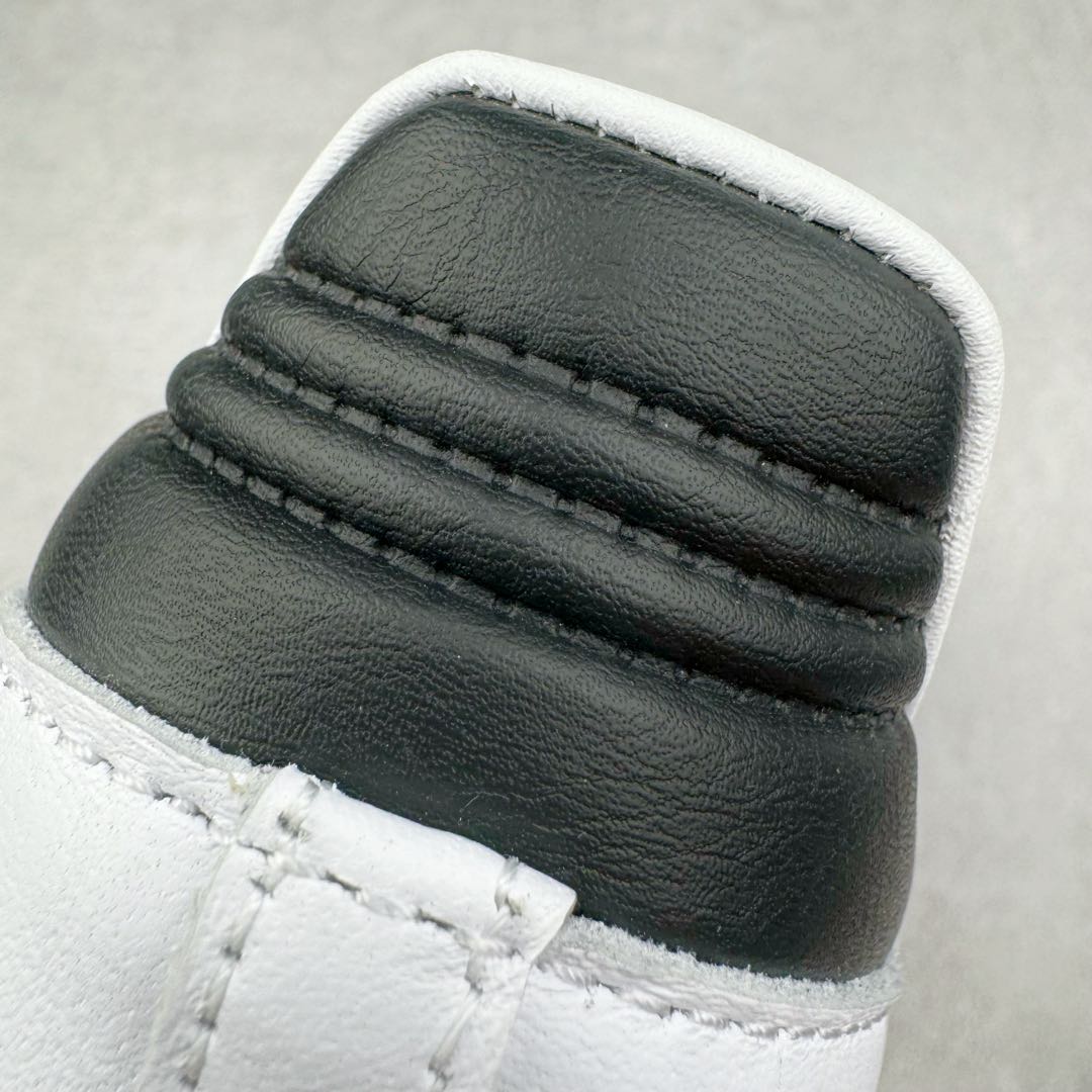 图片[17]-＃SZ纯原 AD Original Samba OG 复古经典轻便板鞋 B75806 原装头层牛皮加持 正确烫金高频细节 原装纳米超迁皮料 独家私模橡胶大底 原盒原配 正确黑色中底布 过宽过胶 这款桑巴鞋展示了高质量的工艺 带有装饰的超锁缝制和无缝的手感 柔软、柔软的皮革造型和标志性的3条纹完成了精致的外观 正规合身鞋带 鞋面上有绒面鞋垫 橡胶鞋底 享受正畸套筒软感 自50年代首次亮相以来就一直在赢得粉丝的青睐尺码：36 36.5 37.5 38 38.5 39 40 40.5 41 42 42.5 43 44 44.5 45-选品中心