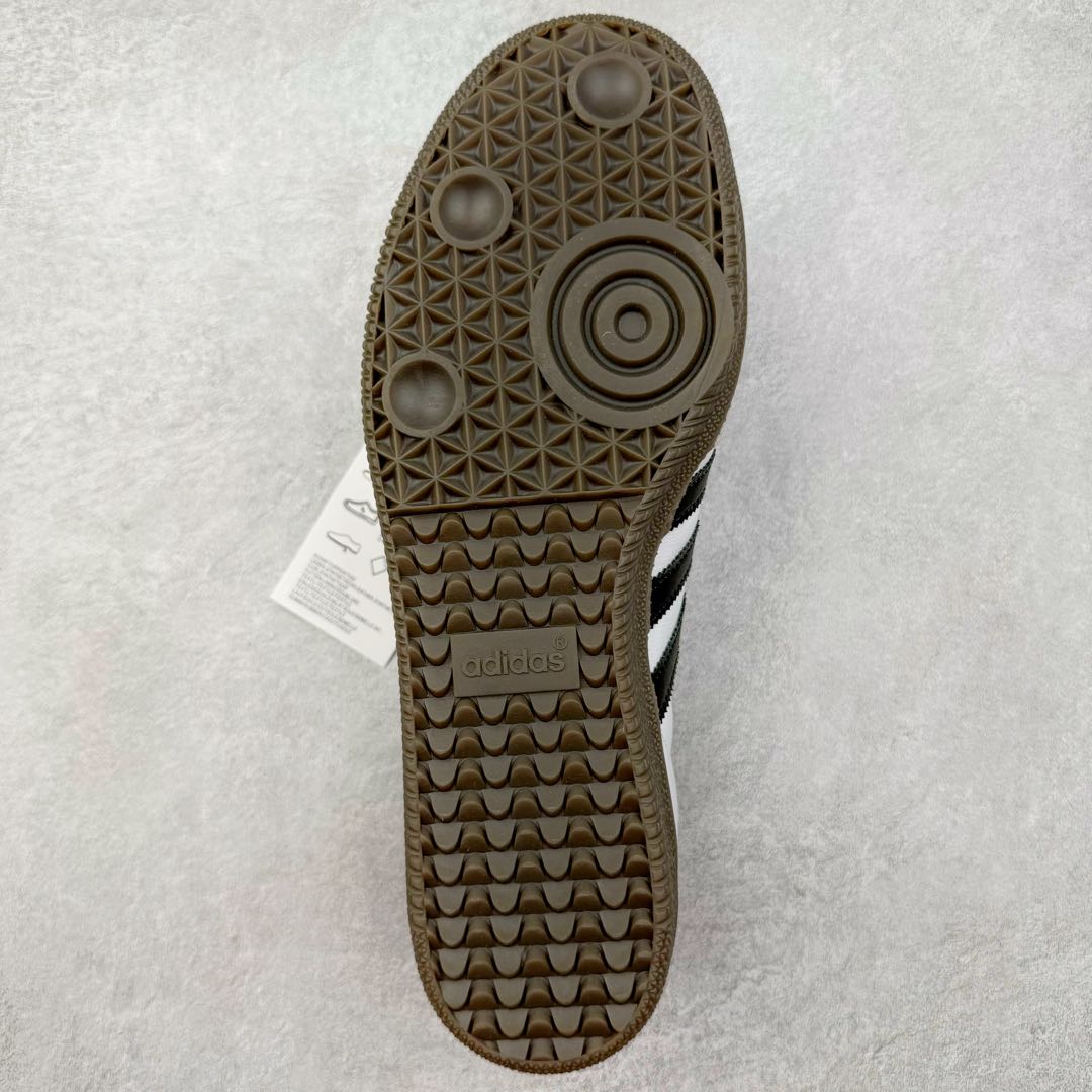 图片[9]-＃SZ纯原 AD Original Samba OG 复古经典轻便板鞋 B75806 原装头层牛皮加持 正确烫金高频细节 原装纳米超迁皮料 独家私模橡胶大底 原盒原配 正确黑色中底布 过宽过胶 这款桑巴鞋展示了高质量的工艺 带有装饰的超锁缝制和无缝的手感 柔软、柔软的皮革造型和标志性的3条纹完成了精致的外观 正规合身鞋带 鞋面上有绒面鞋垫 橡胶鞋底 享受正畸套筒软感 自50年代首次亮相以来就一直在赢得粉丝的青睐尺码：36 36.5 37.5 38 38.5 39 40 40.5 41 42 42.5 43 44 44.5 45-选品中心