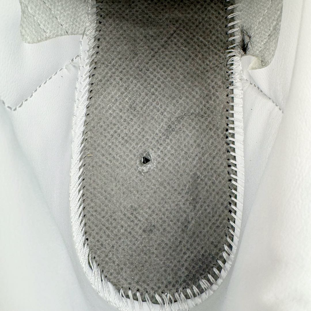 图片[10]-＃SZ纯原 AD Original Samba OG 复古经典轻便板鞋 B75806 原装头层牛皮加持 正确烫金高频细节 原装纳米超迁皮料 独家私模橡胶大底 原盒原配 正确黑色中底布 过宽过胶 这款桑巴鞋展示了高质量的工艺 带有装饰的超锁缝制和无缝的手感 柔软、柔软的皮革造型和标志性的3条纹完成了精致的外观 正规合身鞋带 鞋面上有绒面鞋垫 橡胶鞋底 享受正畸套筒软感 自50年代首次亮相以来就一直在赢得粉丝的青睐尺码：36 36.5 37.5 38 38.5 39 40 40.5 41 42 42.5 43 44 44.5 45-选品中心