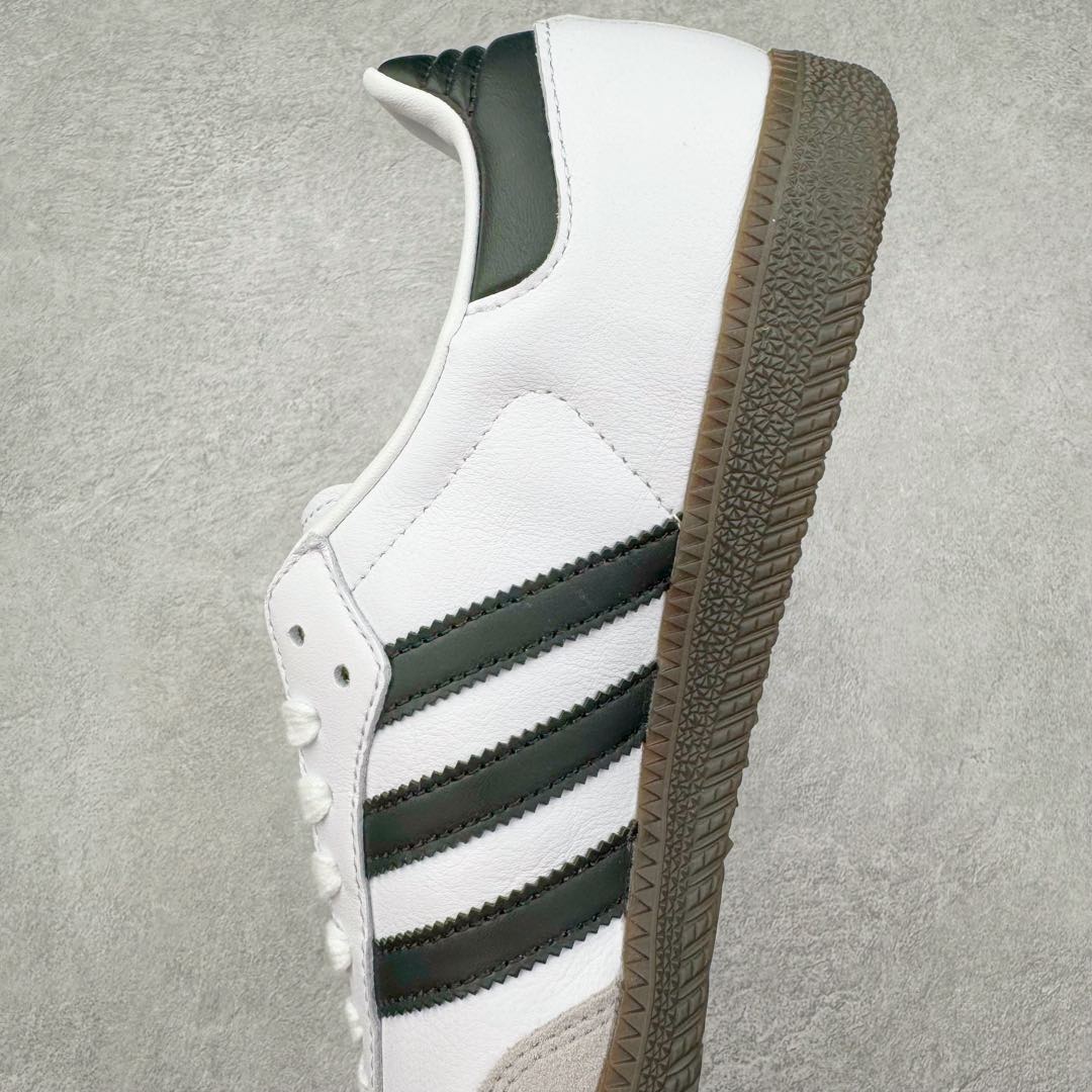 图片[7]-＃SZ纯原 AD Original Samba OG 复古经典轻便板鞋 B75806 原装头层牛皮加持 正确烫金高频细节 原装纳米超迁皮料 独家私模橡胶大底 原盒原配 正确黑色中底布 过宽过胶 这款桑巴鞋展示了高质量的工艺 带有装饰的超锁缝制和无缝的手感 柔软、柔软的皮革造型和标志性的3条纹完成了精致的外观 正规合身鞋带 鞋面上有绒面鞋垫 橡胶鞋底 享受正畸套筒软感 自50年代首次亮相以来就一直在赢得粉丝的青睐尺码：36 36.5 37.5 38 38.5 39 40 40.5 41 42 42.5 43 44 44.5 45-选品中心