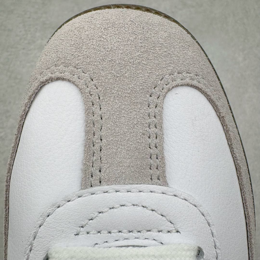 图片[15]-＃SZ纯原 AD Original Samba OG 复古经典轻便板鞋 B75806 原装头层牛皮加持 正确烫金高频细节 原装纳米超迁皮料 独家私模橡胶大底 原盒原配 正确黑色中底布 过宽过胶 这款桑巴鞋展示了高质量的工艺 带有装饰的超锁缝制和无缝的手感 柔软、柔软的皮革造型和标志性的3条纹完成了精致的外观 正规合身鞋带 鞋面上有绒面鞋垫 橡胶鞋底 享受正畸套筒软感 自50年代首次亮相以来就一直在赢得粉丝的青睐尺码：36 36.5 37.5 38 38.5 39 40 40.5 41 42 42.5 43 44 44.5 45-选品中心