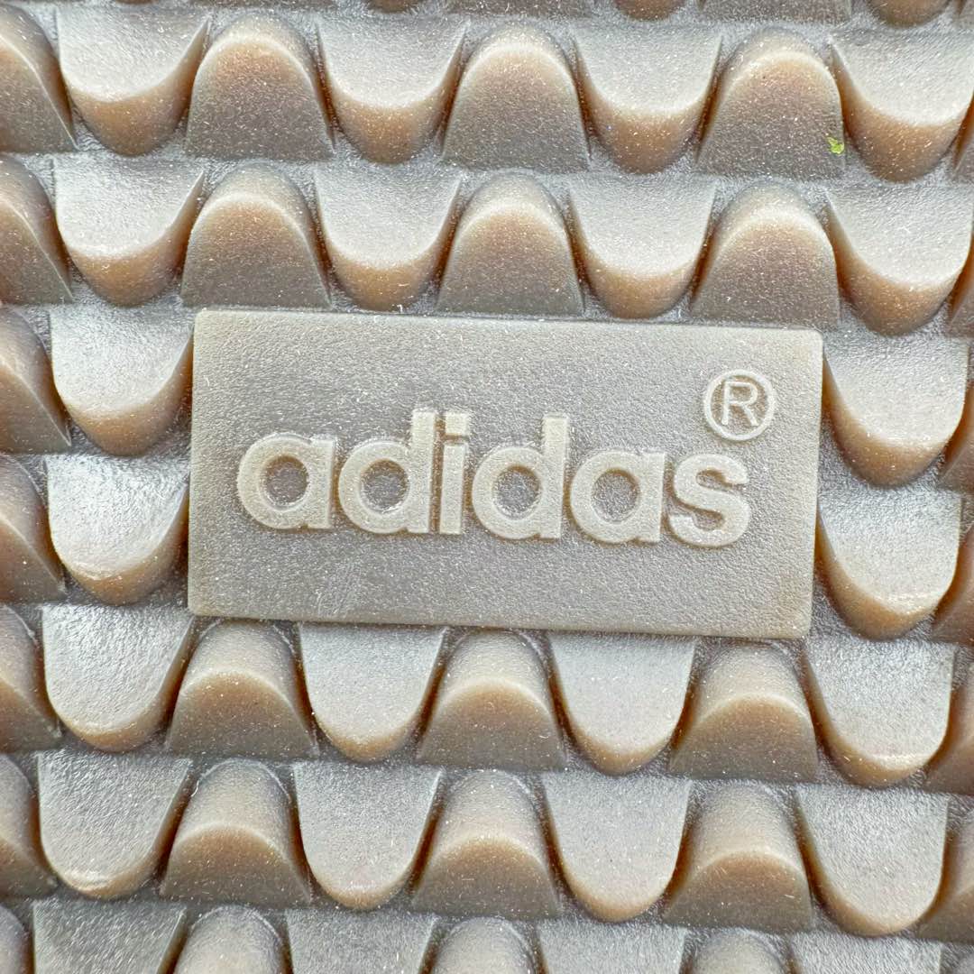 图片[21]-＃SZ纯原 AD Original Samba OG 复古经典轻便板鞋 B75806 原装头层牛皮加持 正确烫金高频细节 原装纳米超迁皮料 独家私模橡胶大底 原盒原配 正确黑色中底布 过宽过胶 这款桑巴鞋展示了高质量的工艺 带有装饰的超锁缝制和无缝的手感 柔软、柔软的皮革造型和标志性的3条纹完成了精致的外观 正规合身鞋带 鞋面上有绒面鞋垫 橡胶鞋底 享受正畸套筒软感 自50年代首次亮相以来就一直在赢得粉丝的青睐尺码：36 36.5 37.5 38 38.5 39 40 40.5 41 42 42.5 43 44 44.5 45-选品中心