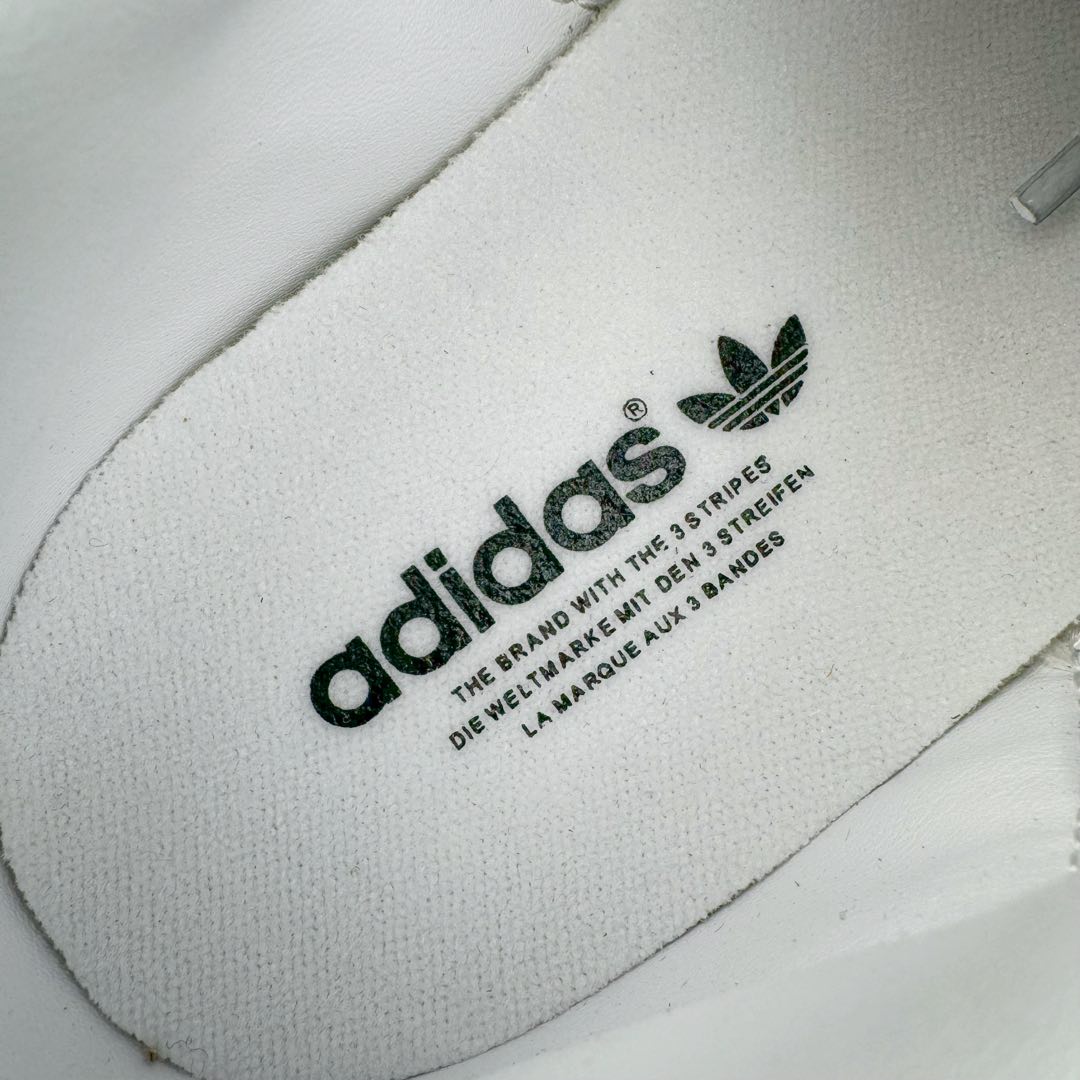 图片[12]-＃SZ纯原 AD Original Samba OG 复古经典轻便板鞋 B75806 原装头层牛皮加持 正确烫金高频细节 原装纳米超迁皮料 独家私模橡胶大底 原盒原配 正确黑色中底布 过宽过胶 这款桑巴鞋展示了高质量的工艺 带有装饰的超锁缝制和无缝的手感 柔软、柔软的皮革造型和标志性的3条纹完成了精致的外观 正规合身鞋带 鞋面上有绒面鞋垫 橡胶鞋底 享受正畸套筒软感 自50年代首次亮相以来就一直在赢得粉丝的青睐尺码：36 36.5 37.5 38 38.5 39 40 40.5 41 42 42.5 43 44 44.5 45-选品中心