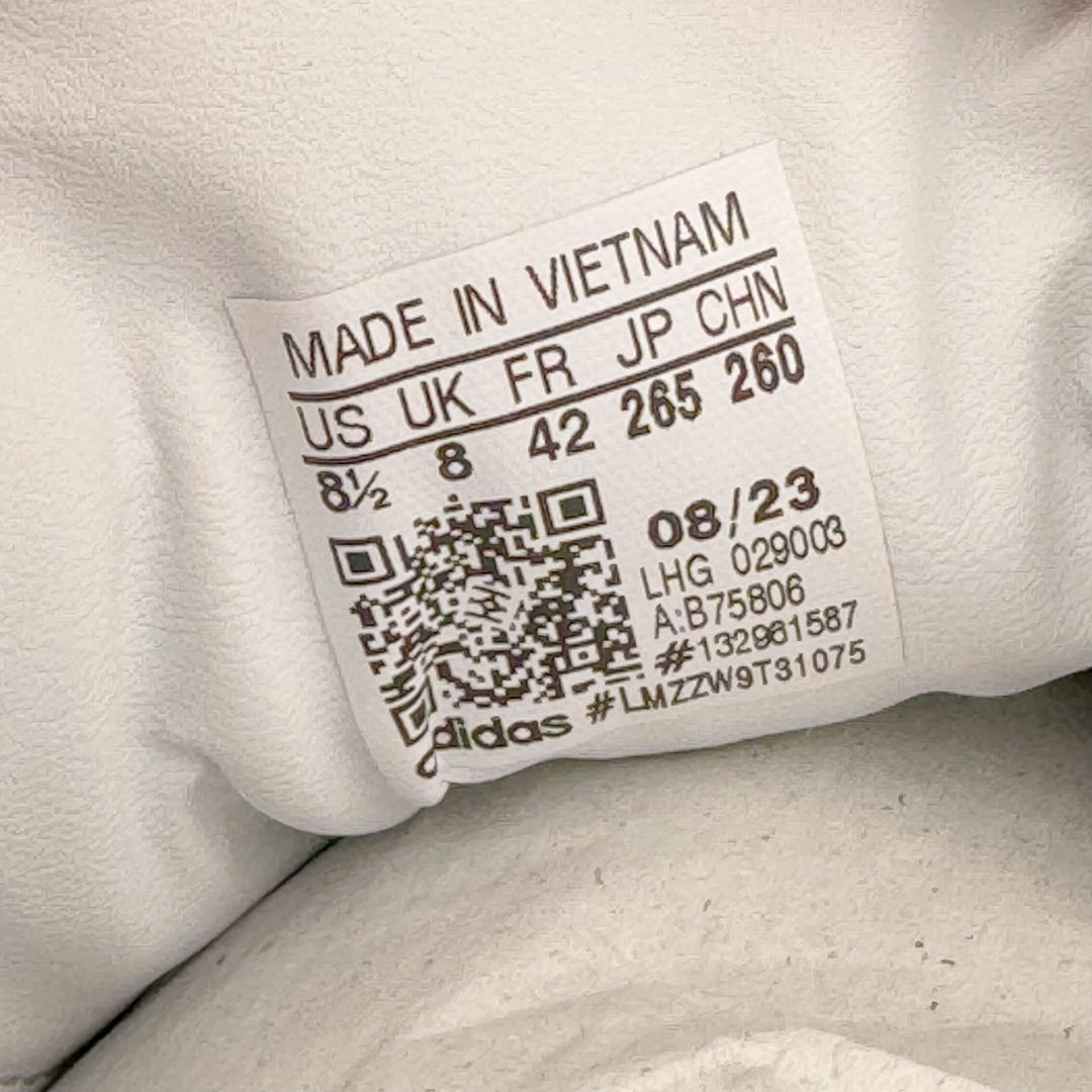 图片[11]-＃SZ纯原 AD Original Samba OG 复古经典轻便板鞋 B75806 原装头层牛皮加持 正确烫金高频细节 原装纳米超迁皮料 独家私模橡胶大底 原盒原配 正确黑色中底布 过宽过胶 这款桑巴鞋展示了高质量的工艺 带有装饰的超锁缝制和无缝的手感 柔软、柔软的皮革造型和标志性的3条纹完成了精致的外观 正规合身鞋带 鞋面上有绒面鞋垫 橡胶鞋底 享受正畸套筒软感 自50年代首次亮相以来就一直在赢得粉丝的青睐尺码：36 36.5 37.5 38 38.5 39 40 40.5 41 42 42.5 43 44 44.5 45-选品中心