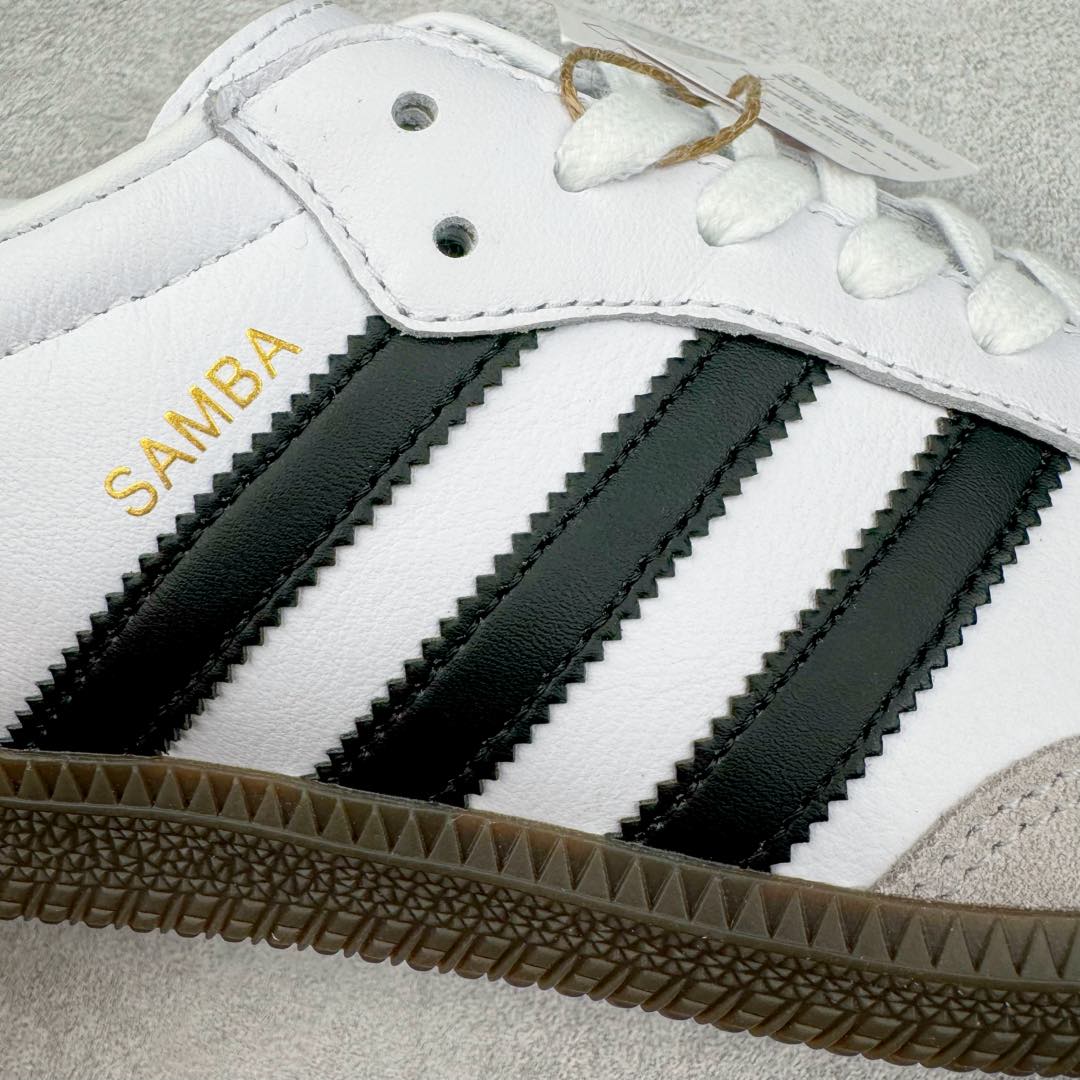 图片[20]-＃SZ纯原 AD Original Samba OG 复古经典轻便板鞋 B75806 原装头层牛皮加持 正确烫金高频细节 原装纳米超迁皮料 独家私模橡胶大底 原盒原配 正确黑色中底布 过宽过胶 这款桑巴鞋展示了高质量的工艺 带有装饰的超锁缝制和无缝的手感 柔软、柔软的皮革造型和标志性的3条纹完成了精致的外观 正规合身鞋带 鞋面上有绒面鞋垫 橡胶鞋底 享受正畸套筒软感 自50年代首次亮相以来就一直在赢得粉丝的青睐尺码：36 36.5 37.5 38 38.5 39 40 40.5 41 42 42.5 43 44 44.5 45-选品中心