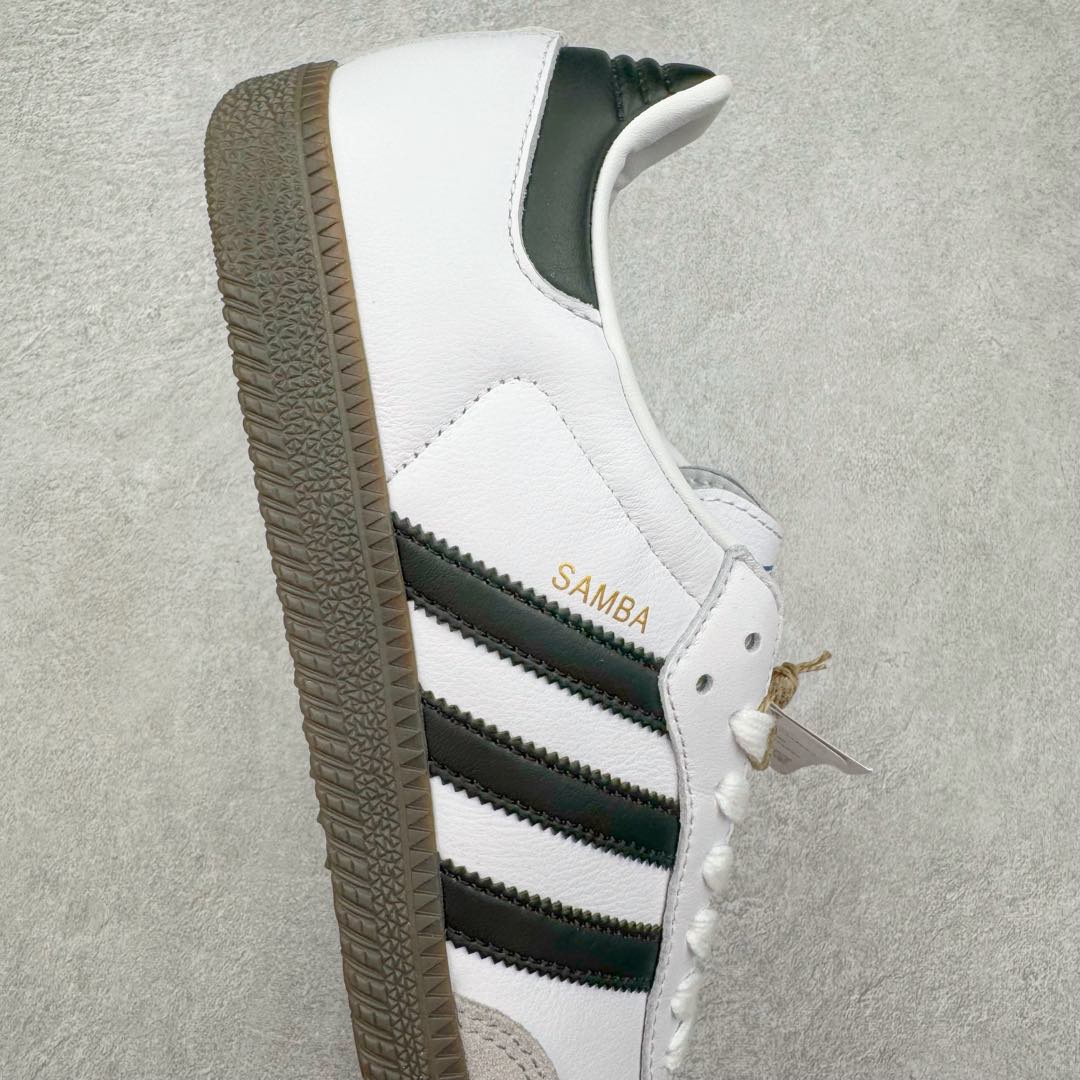 图片[6]-＃SZ纯原 AD Original Samba OG 复古经典轻便板鞋 B75806 原装头层牛皮加持 正确烫金高频细节 原装纳米超迁皮料 独家私模橡胶大底 原盒原配 正确黑色中底布 过宽过胶 这款桑巴鞋展示了高质量的工艺 带有装饰的超锁缝制和无缝的手感 柔软、柔软的皮革造型和标志性的3条纹完成了精致的外观 正规合身鞋带 鞋面上有绒面鞋垫 橡胶鞋底 享受正畸套筒软感 自50年代首次亮相以来就一直在赢得粉丝的青睐尺码：36 36.5 37.5 38 38.5 39 40 40.5 41 42 42.5 43 44 44.5 45-选品中心